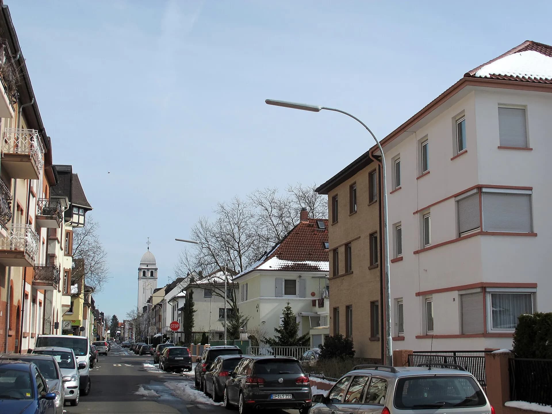 Straßenzug mit Blick auf den Kirchturm in Neu-Isenburg