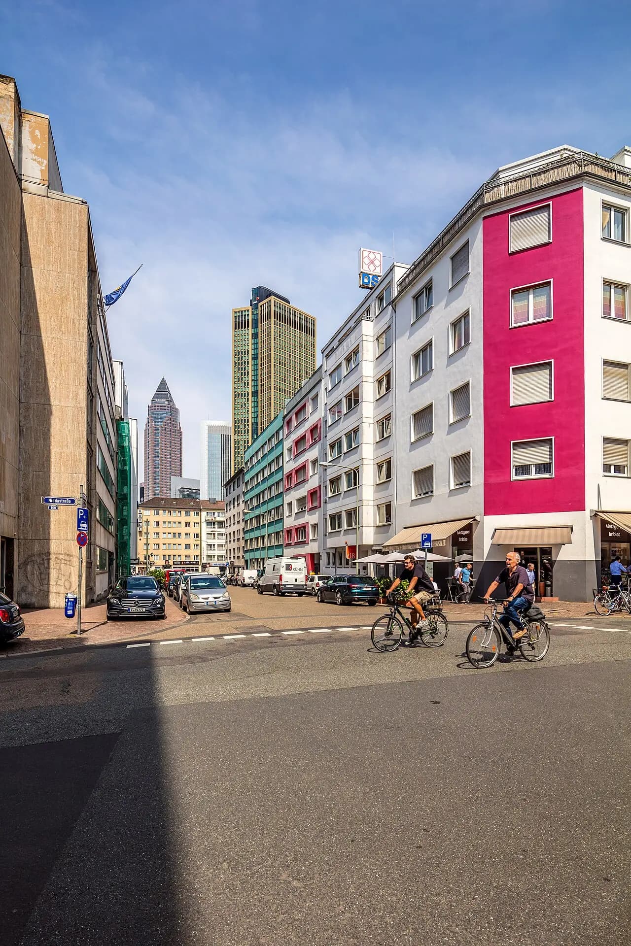 Straßenzug im Frankfurter Bahnhofsviertel mit Blick zum Messeturm