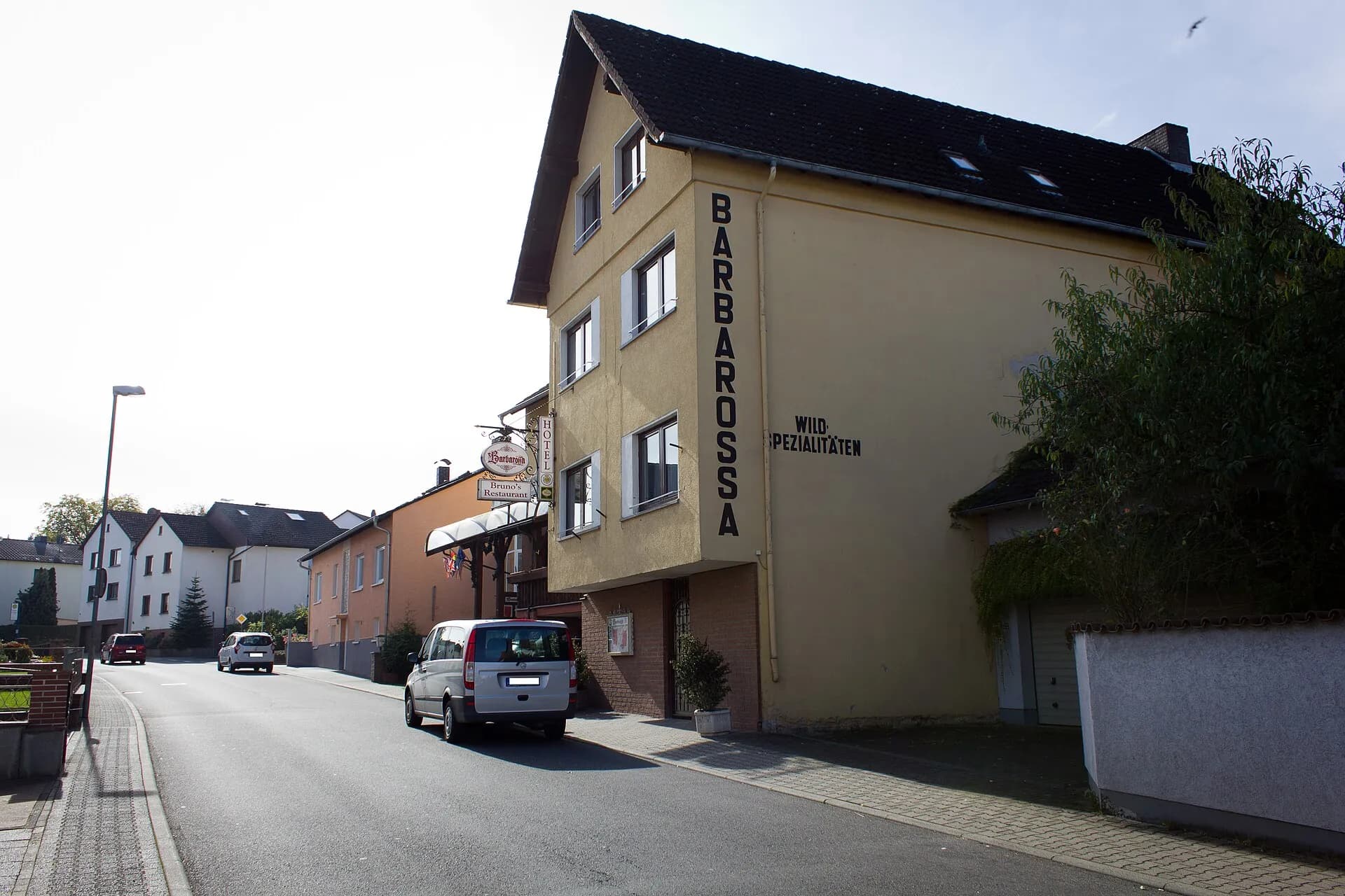 Straßenzug mit Wohnhäusern im Ortsteil Oberrodenbach in Rodenbach
