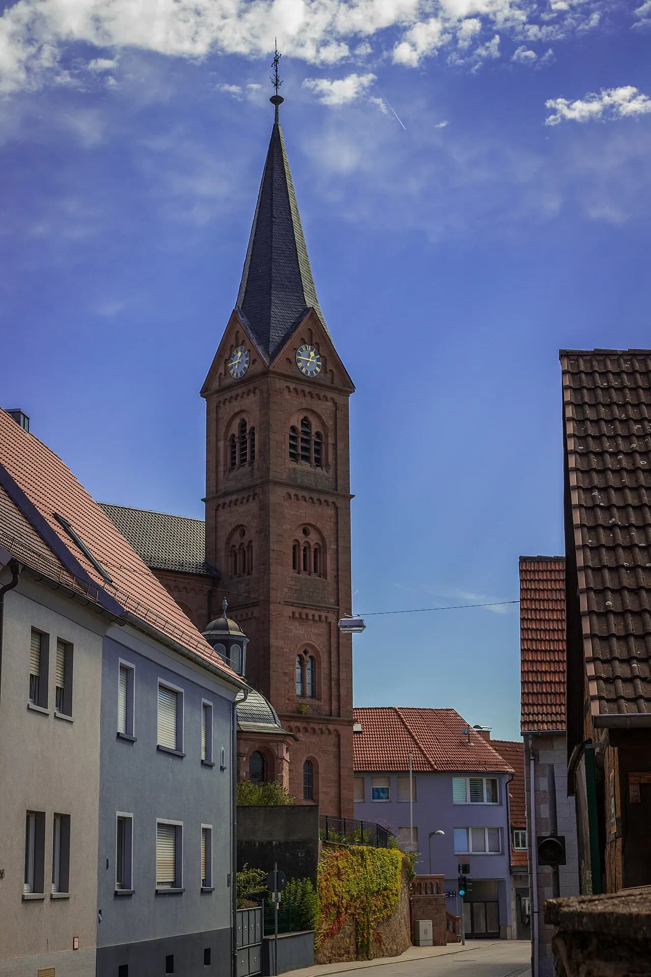 Straßenzug mit der Pfarrkirche St. Nikolaus in Goldbach