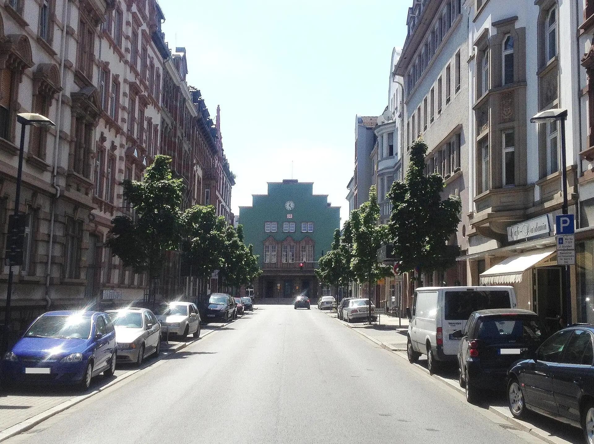 Straßenzug zum Hauptbahnhof in Offenbach
