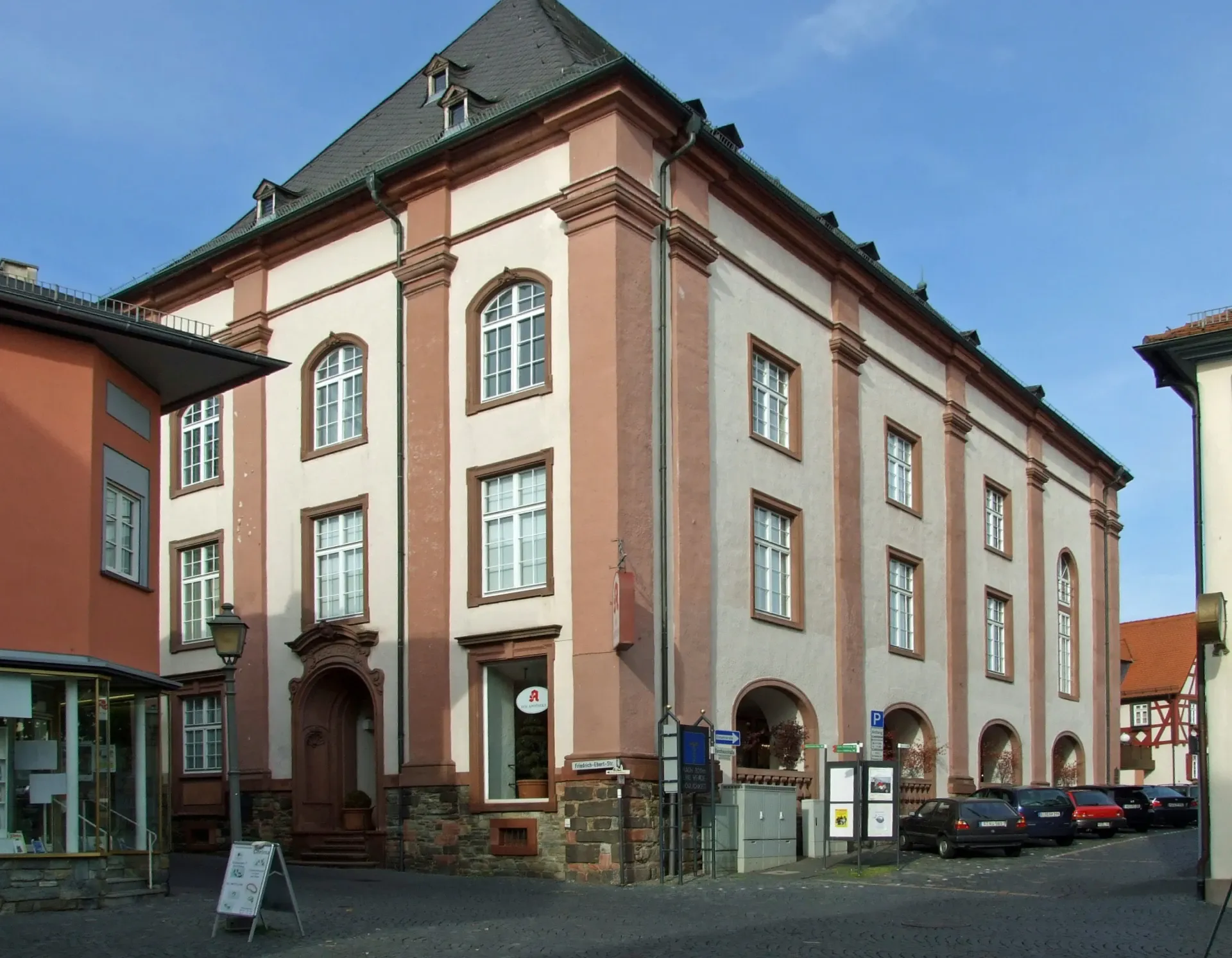 Streitkirche mit Hof-Apotheke in Kronberg im Taunus