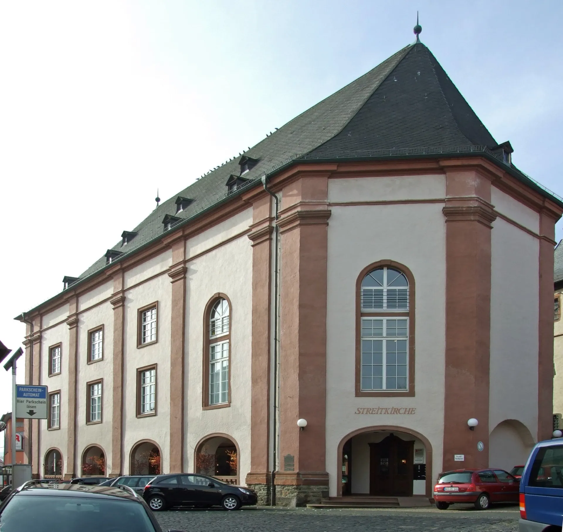 Straßenansicht der Streitkirche in Kronberg im Taunus