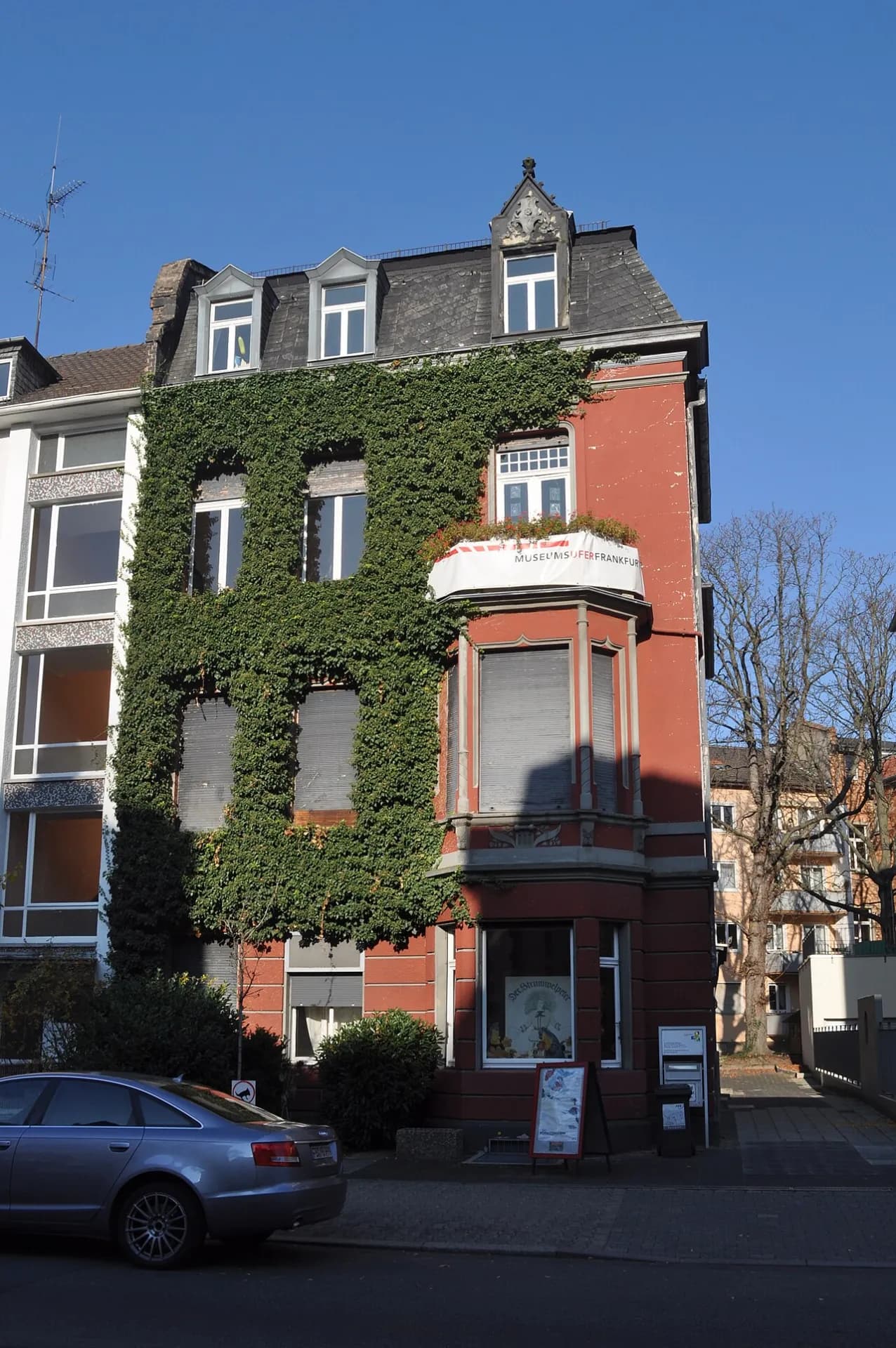 Efeubewachsenes Wohnhaus des früheren Struwwelpeter-Museums im Frankfurter Westend
