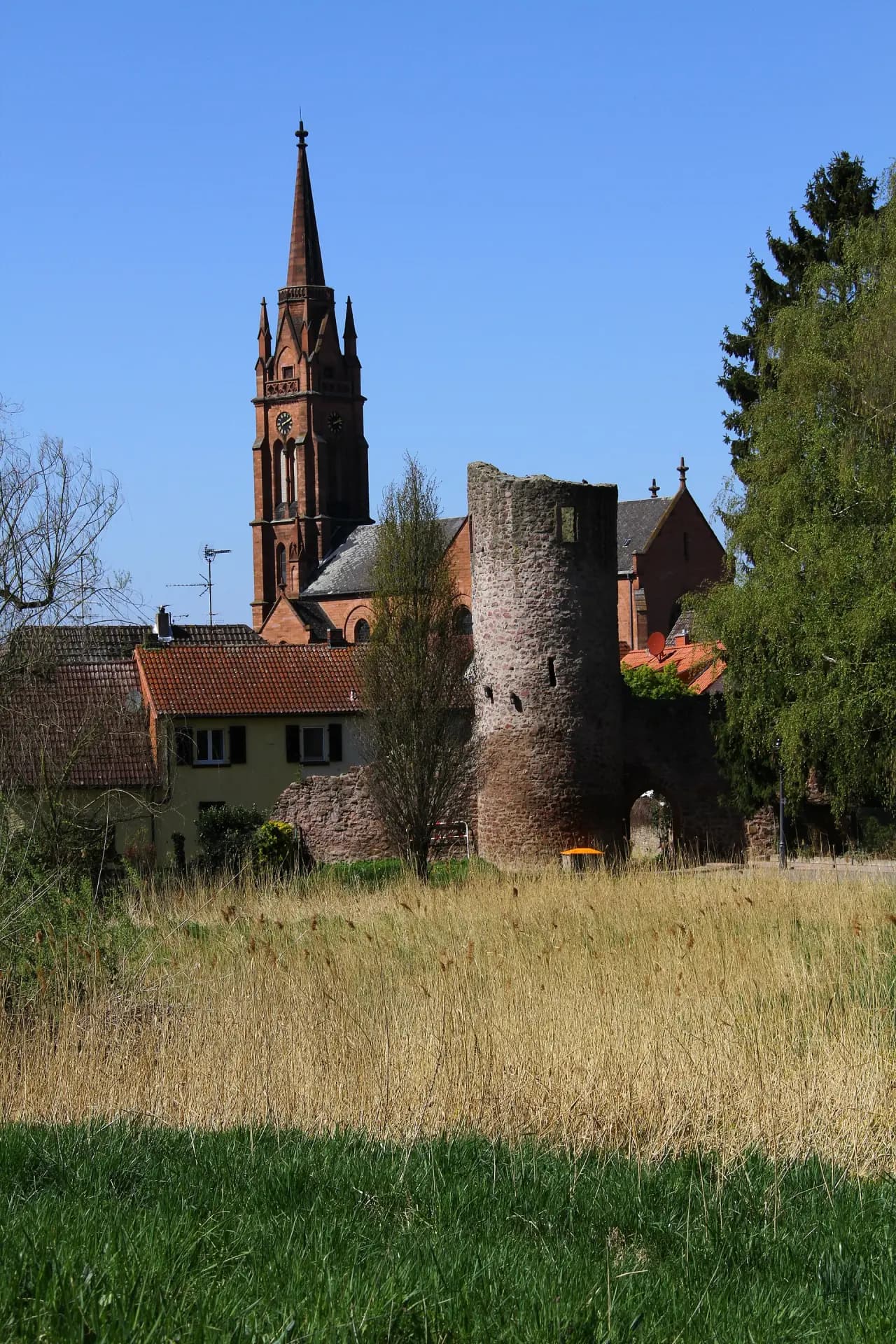 Stumpfer Turm und Stadtkirche in Langen
