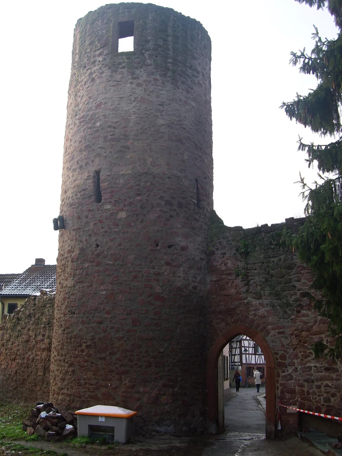 Stumpfer Turm mit Tordurchgang in Langen