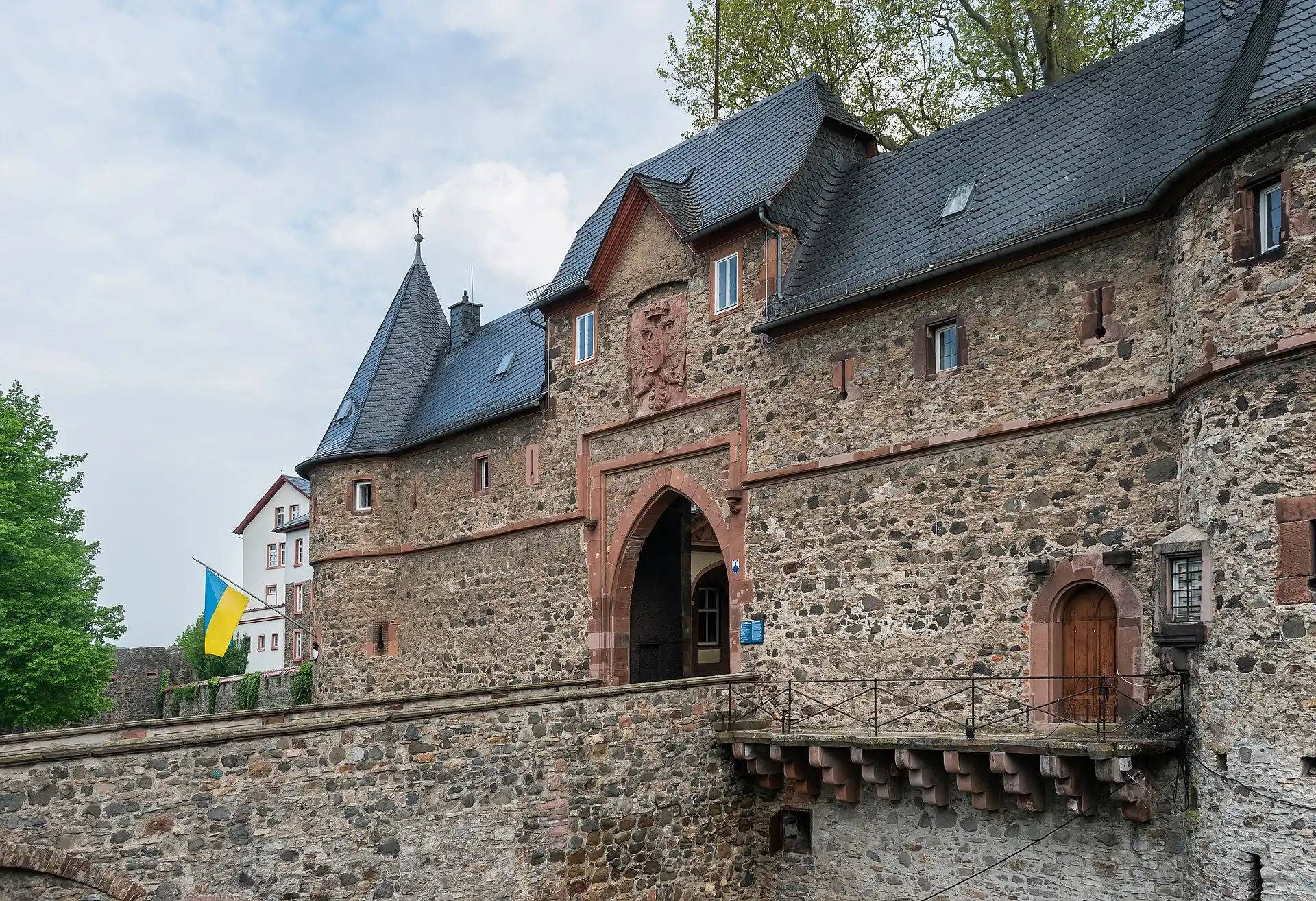 Südliches Burgtor mit Burgmauer in Friedberg (Hessen)