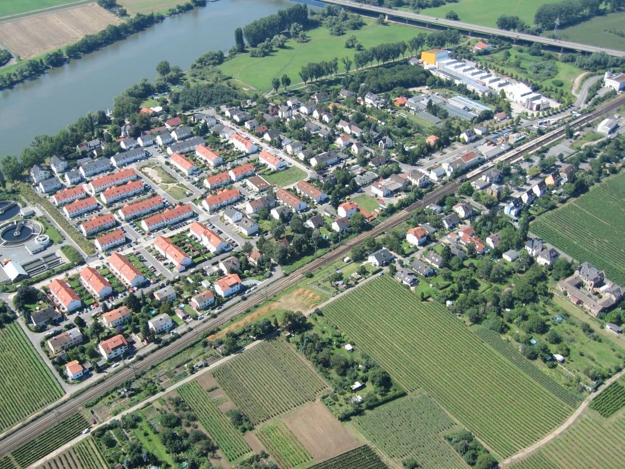 Luftbild der Südstadt von Hochheim am Main