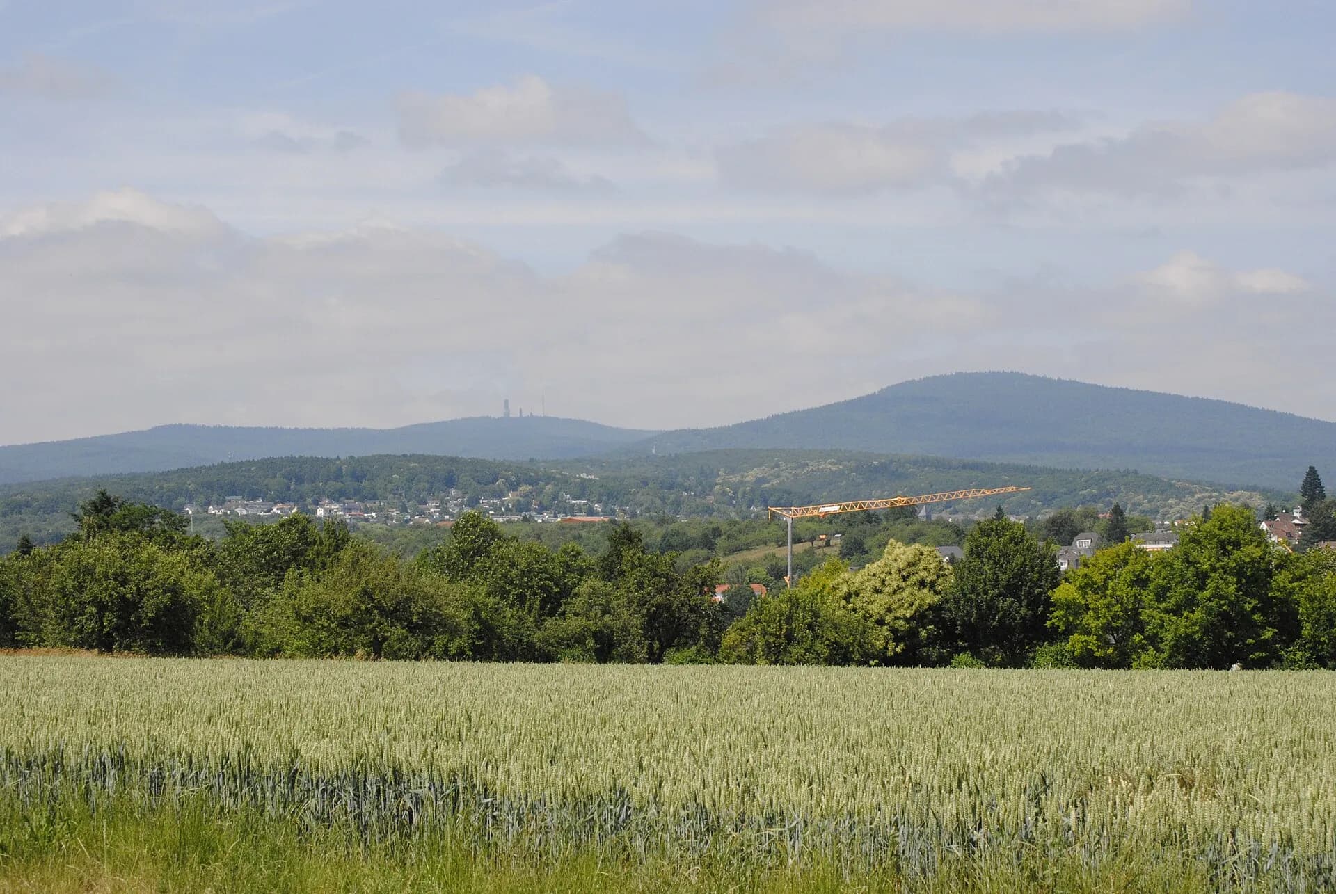 Blick über die Felder auf den Taunus bei Bad Soden am Taunus