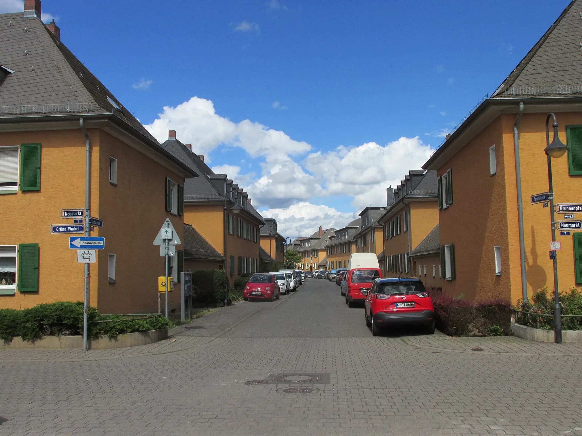 Straße Taunusblick in Frankfurt-Nied