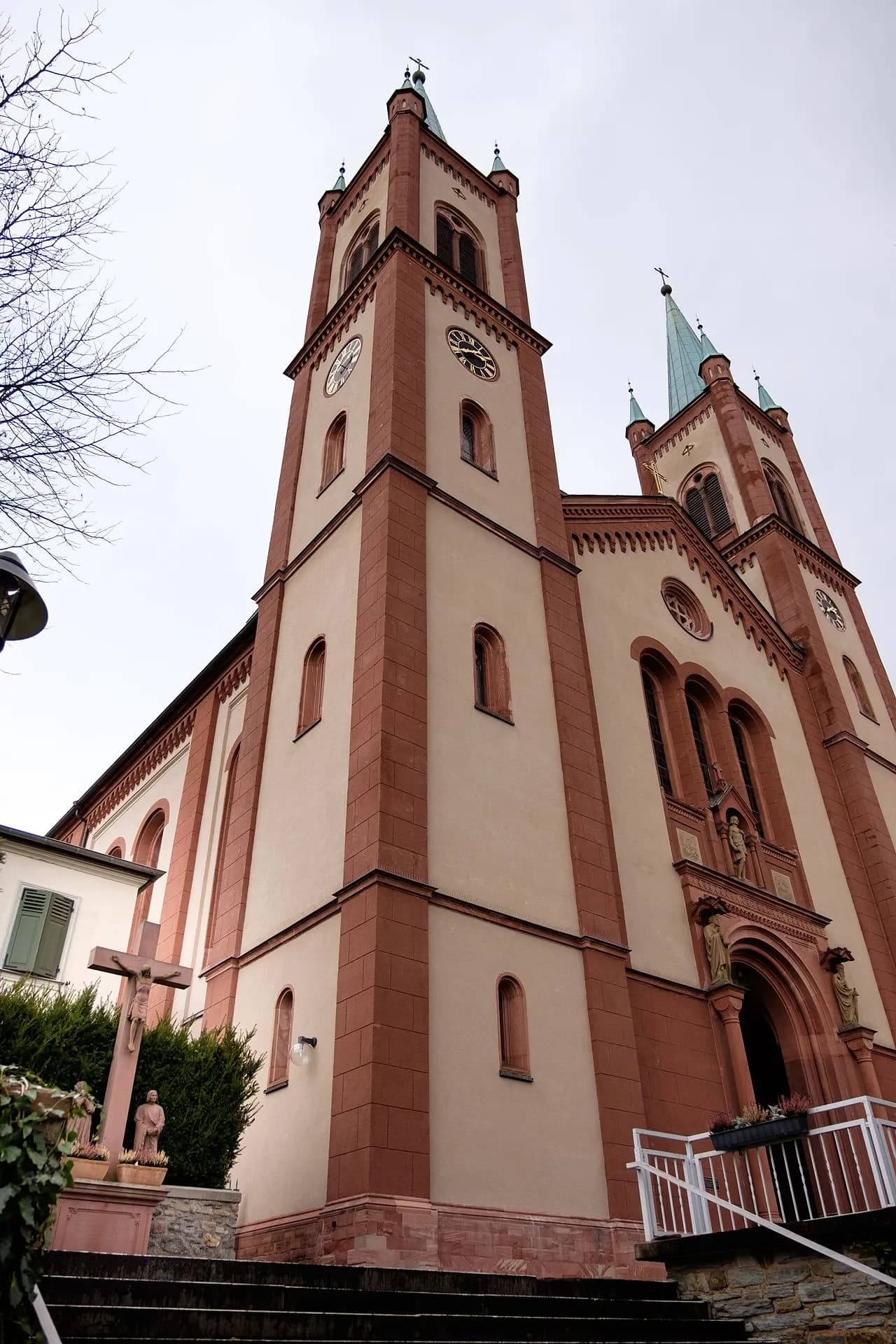 Portal und Türme des Taunusdoms in Bad Homburg-Kirdorf