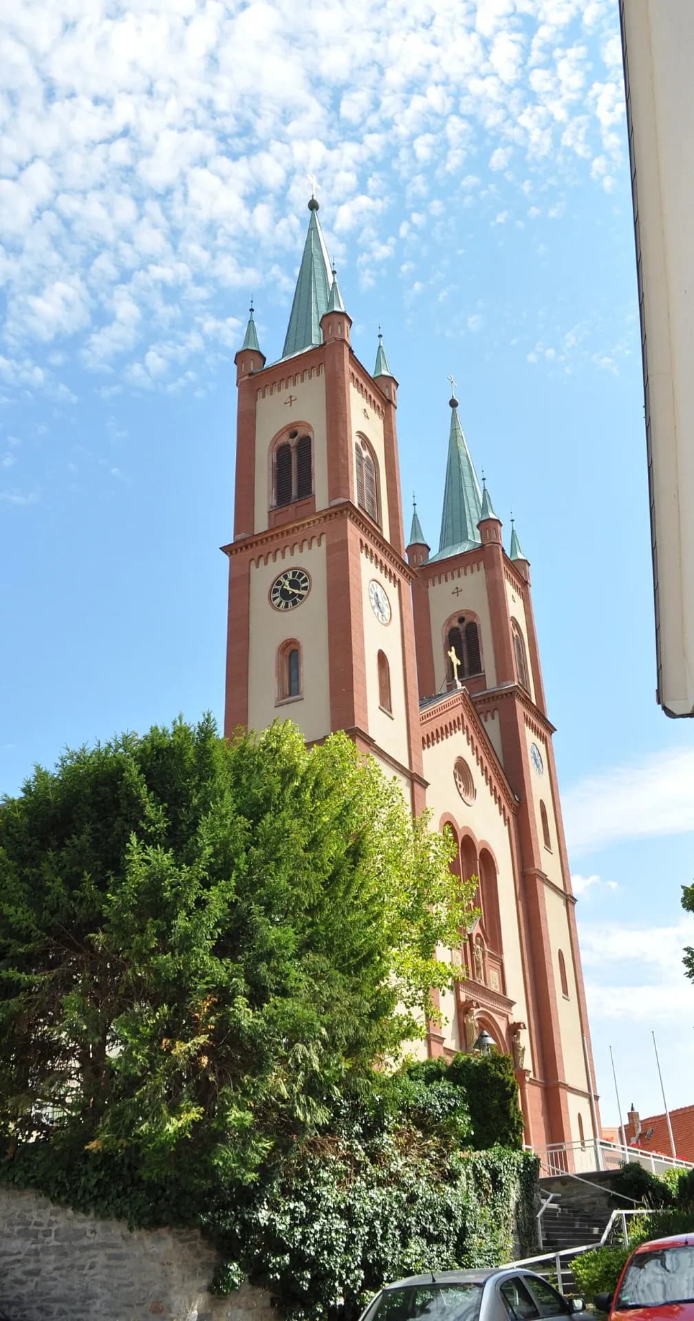 Türme des Taunusdoms über den Baumkronen in Bad Homburg-Kirdorf