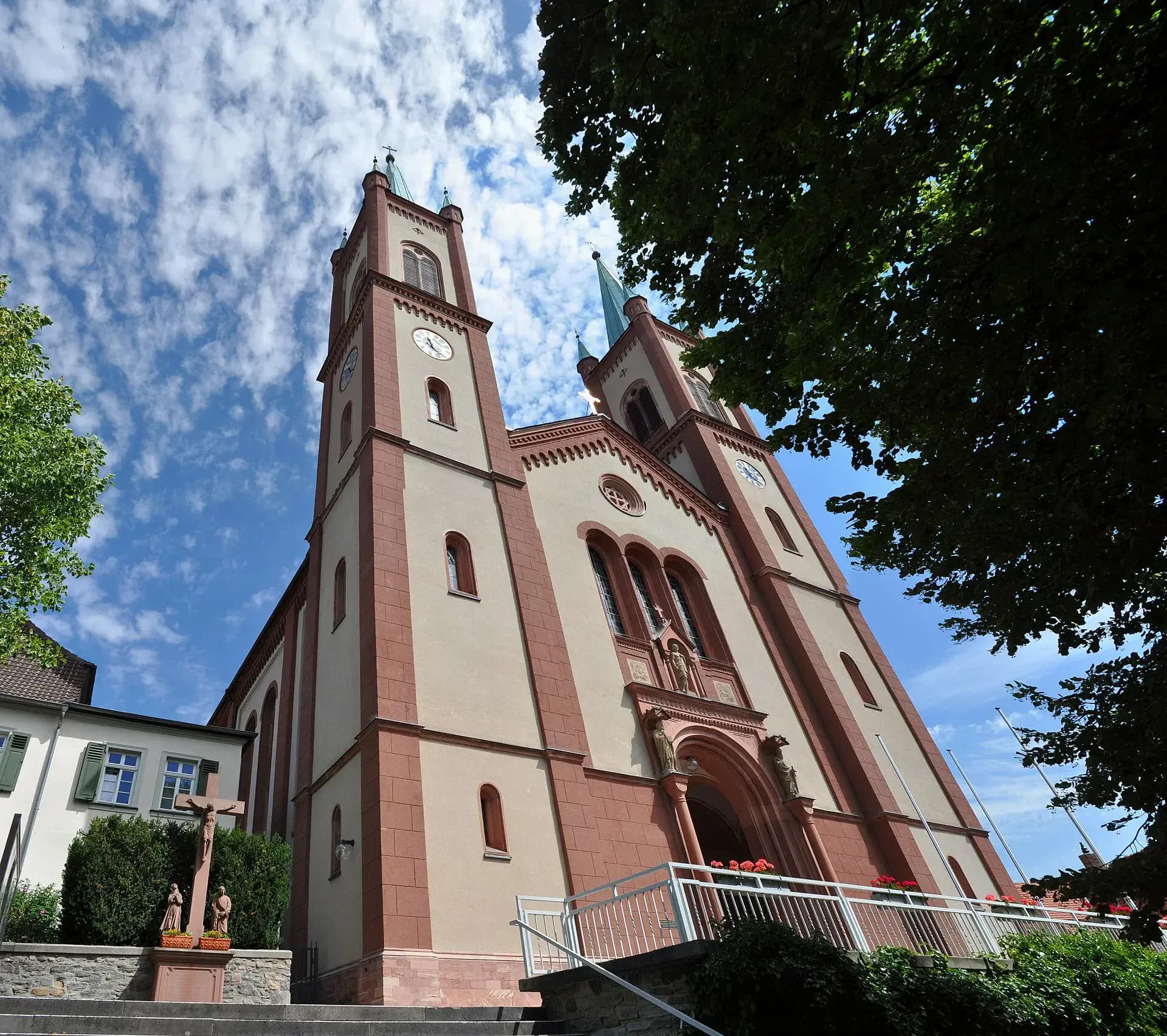 Westfassade des Taunusdoms in Bad Homburg-Kirdorf