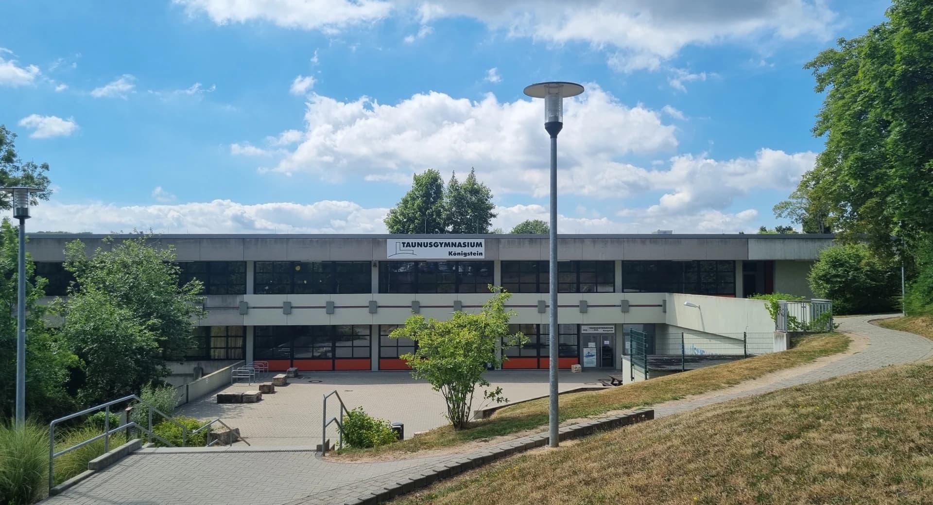 Taunusgymnasium in Königstein im Taunus, Eingang Nord