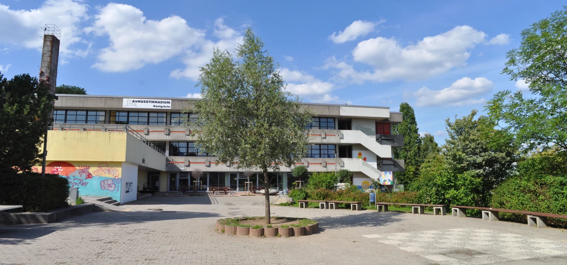 Taunusgymnasium in Königstein im Taunus vom Schulhof