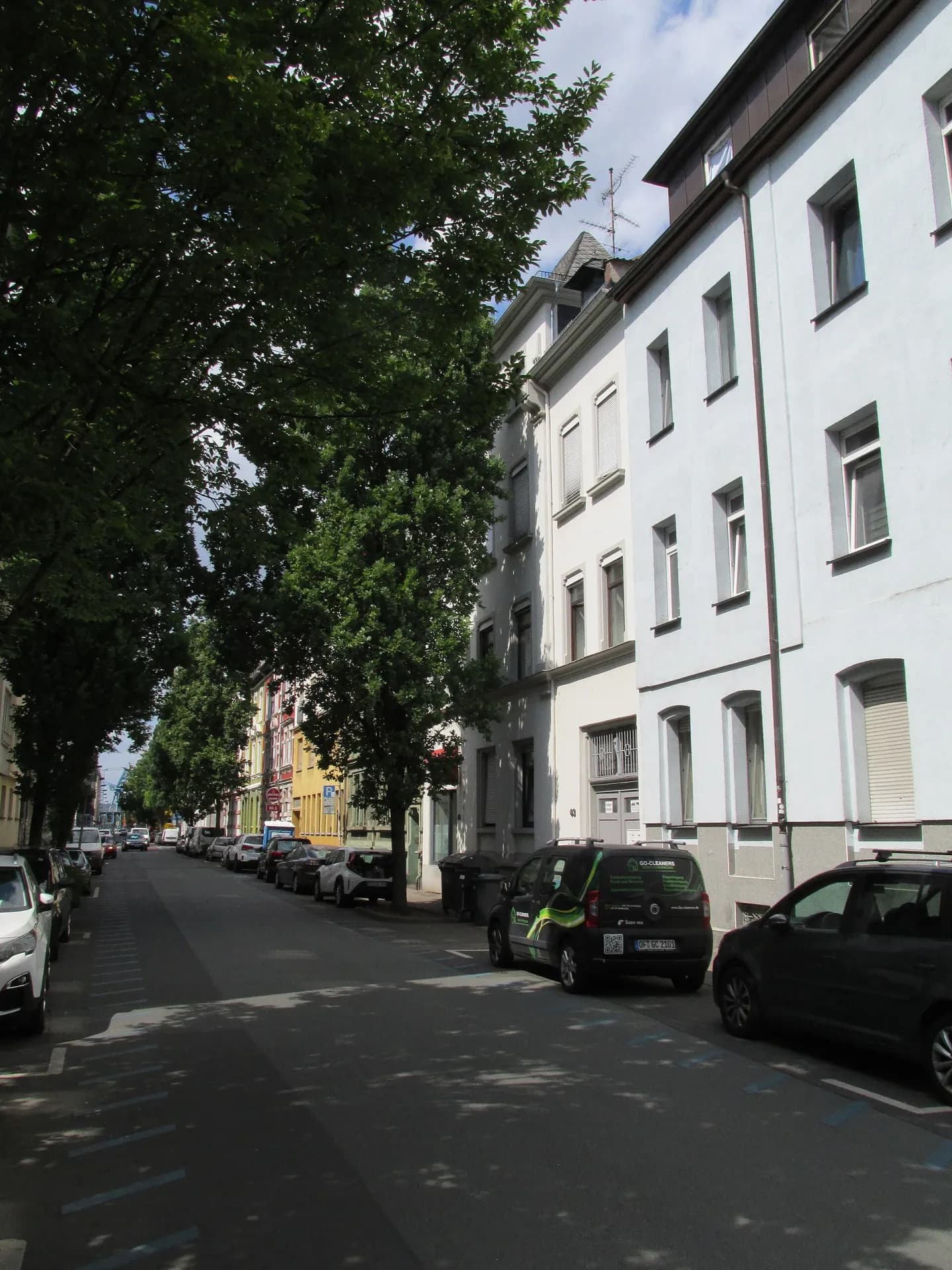 Baumbestandene Taunusstraße im Nordend von Offenbach