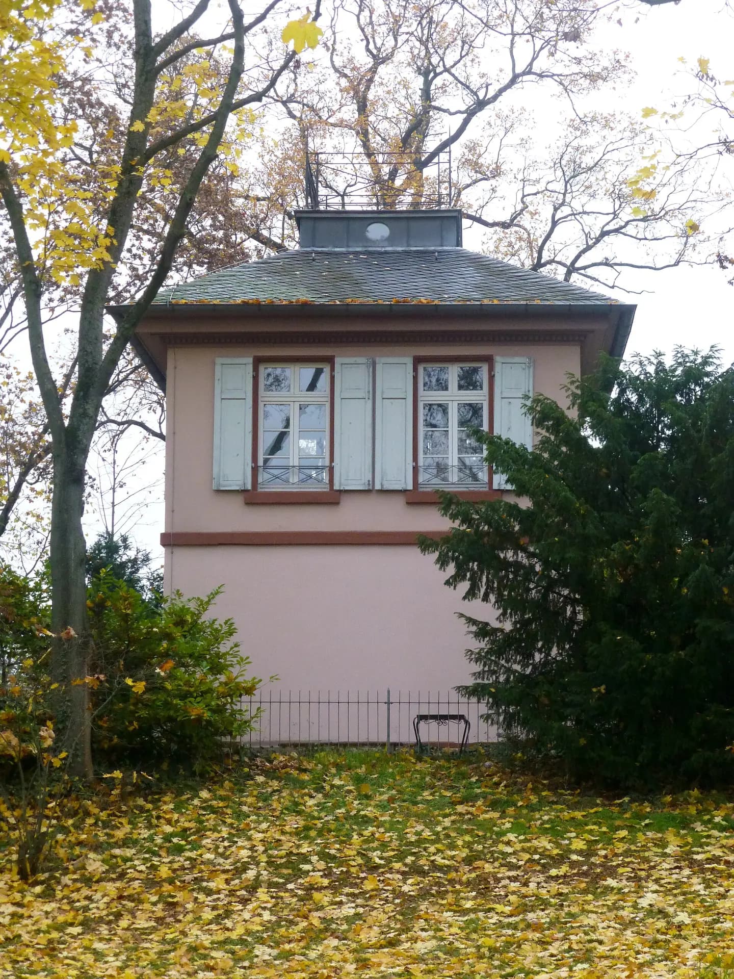 Teehäuschen im Wolfskehl'schen Park in Darmstadt-Bessungen