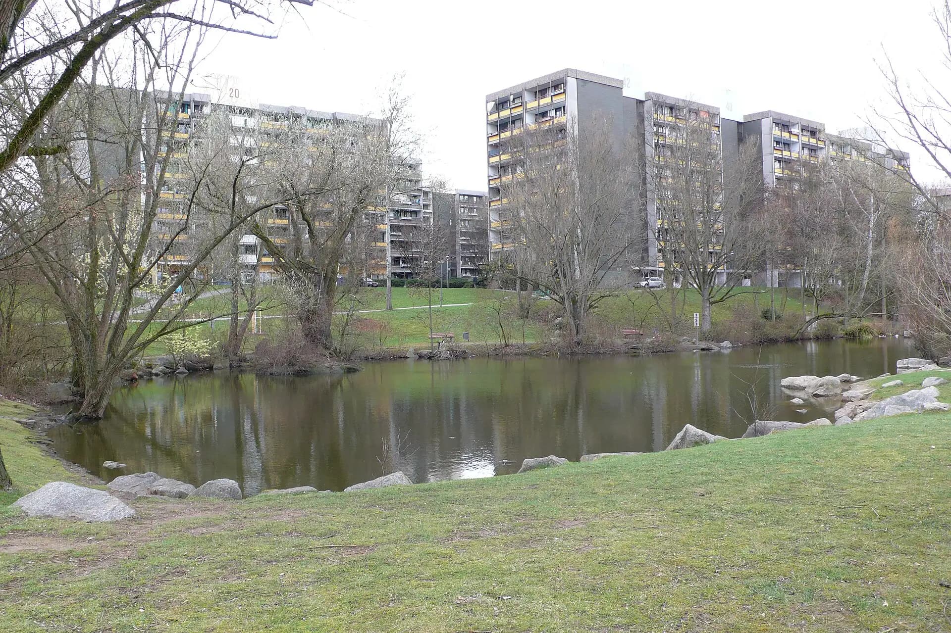 Teich im Grünzug am Ben-Gurion-Ring in Frankfurt Bonames