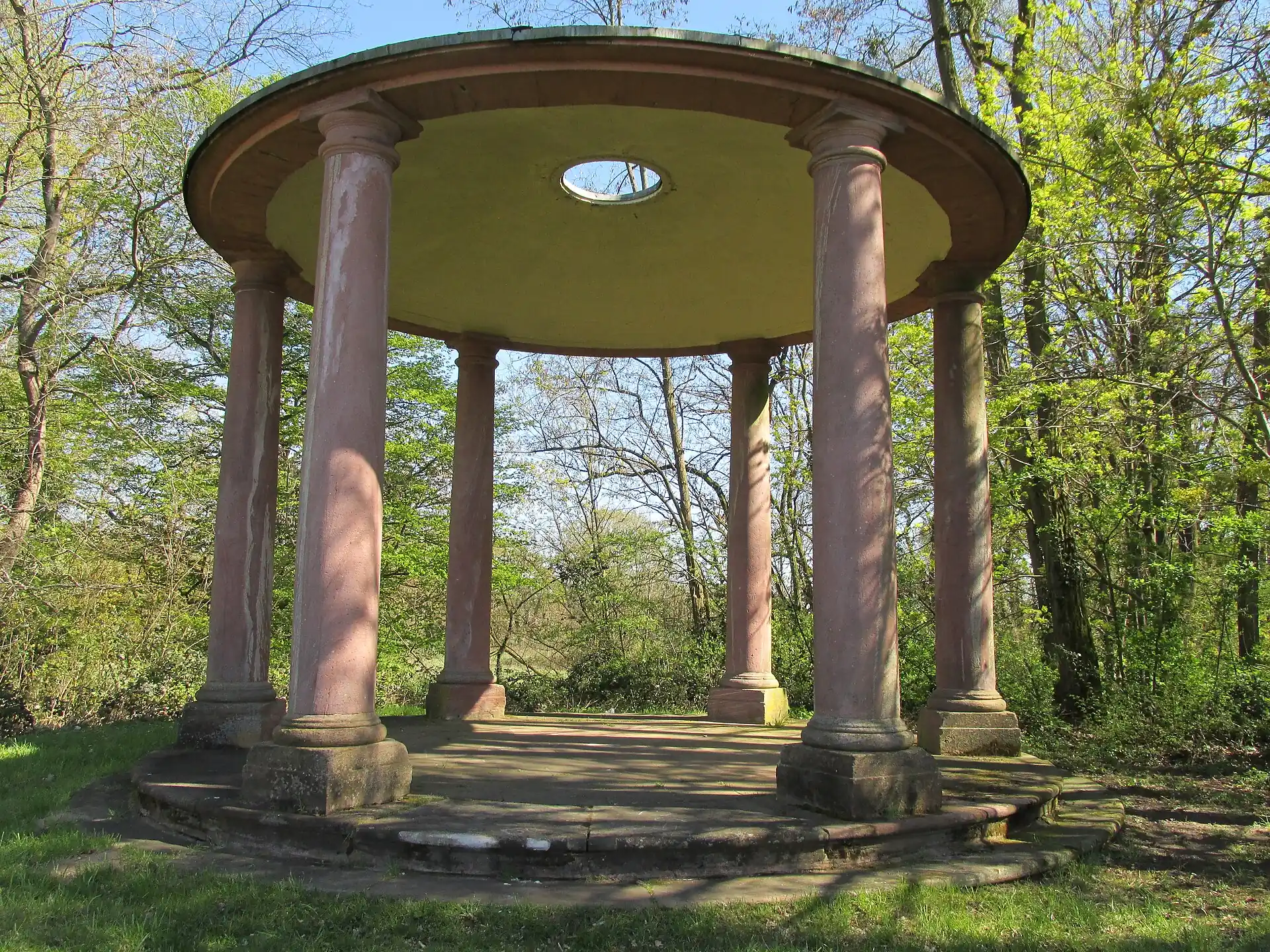 Säulentempel in der Parkanlage Die Tannen in Offenbach-Rumpenheim
