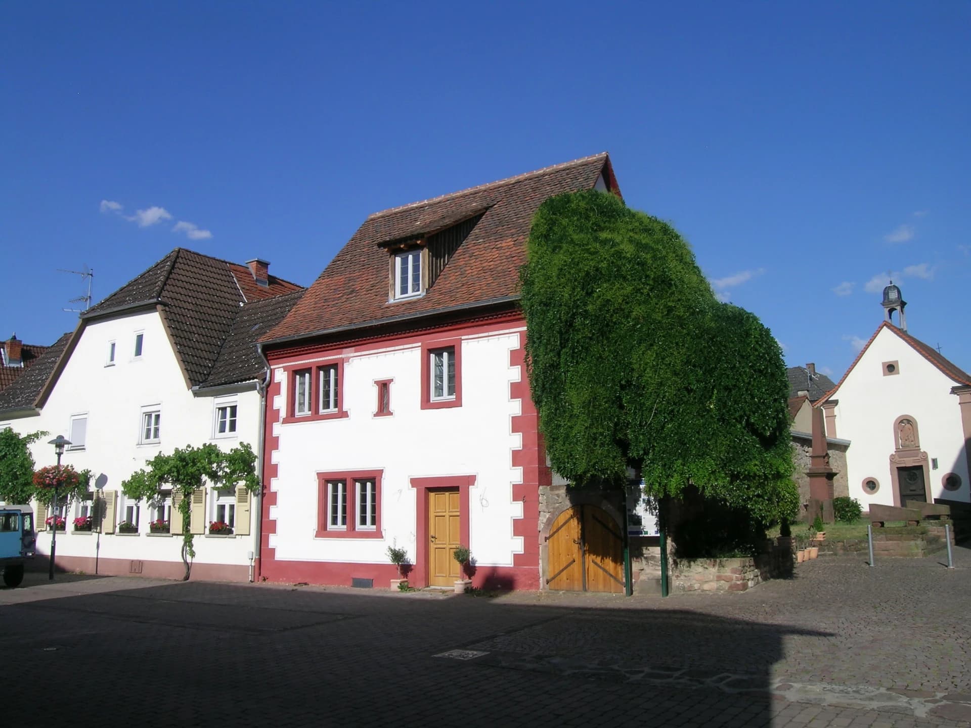 Templerhaus im Sommer in Kleinwallstadt