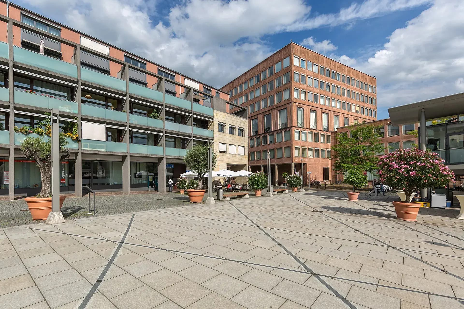 Gepflasterter Theaterplatz mit Baumreihe in Aschaffenburg