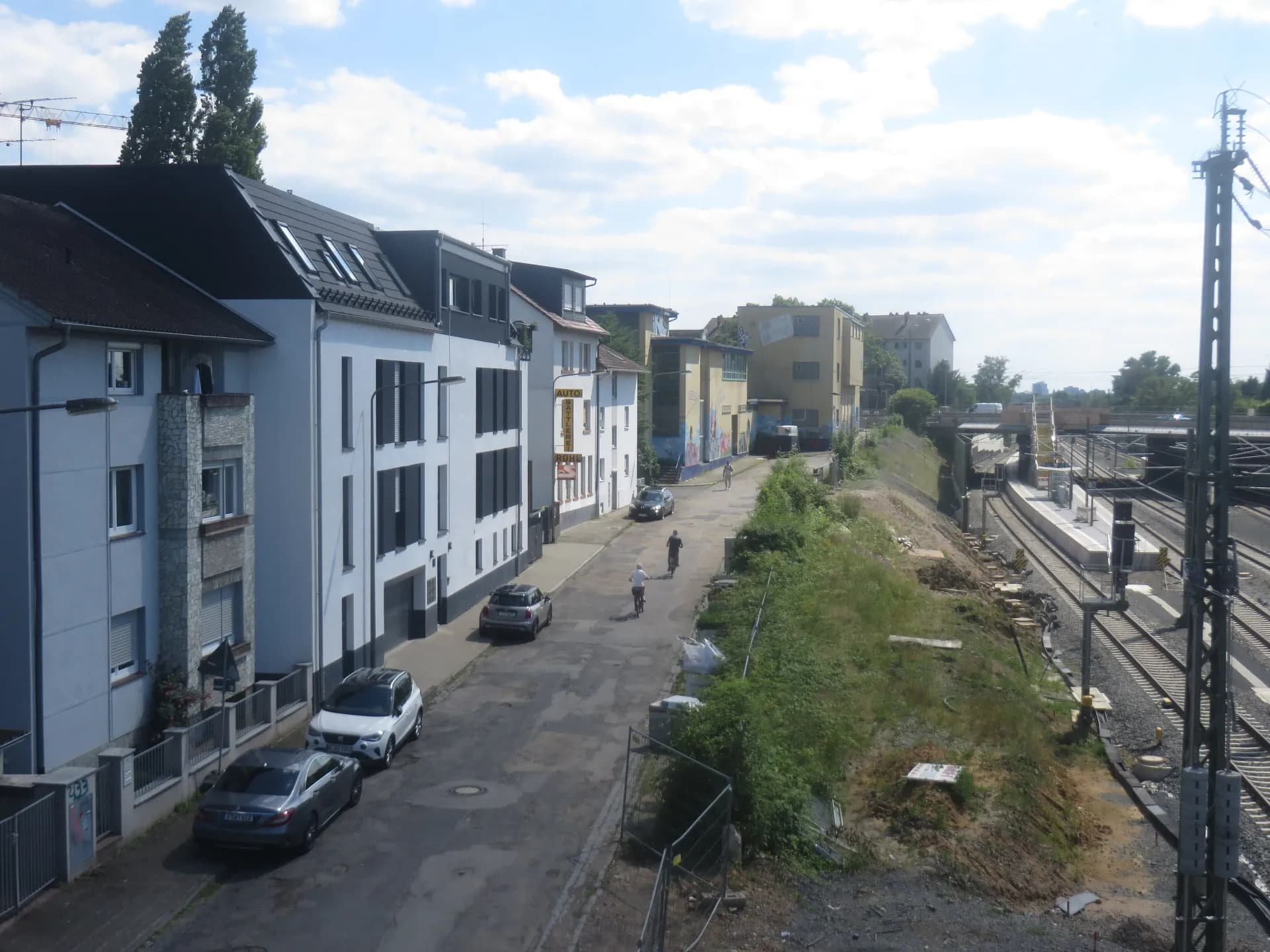 Thielenstraße mit S-Bahn-Strecke in Frankfurt Eschersheim