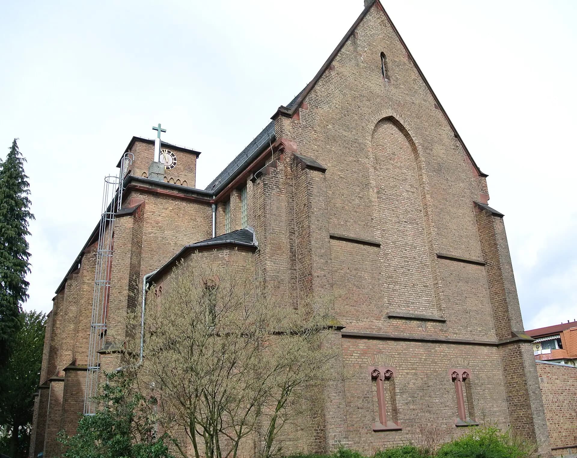 Thomaskirche von Südosten in Frankfurt Heddernheim