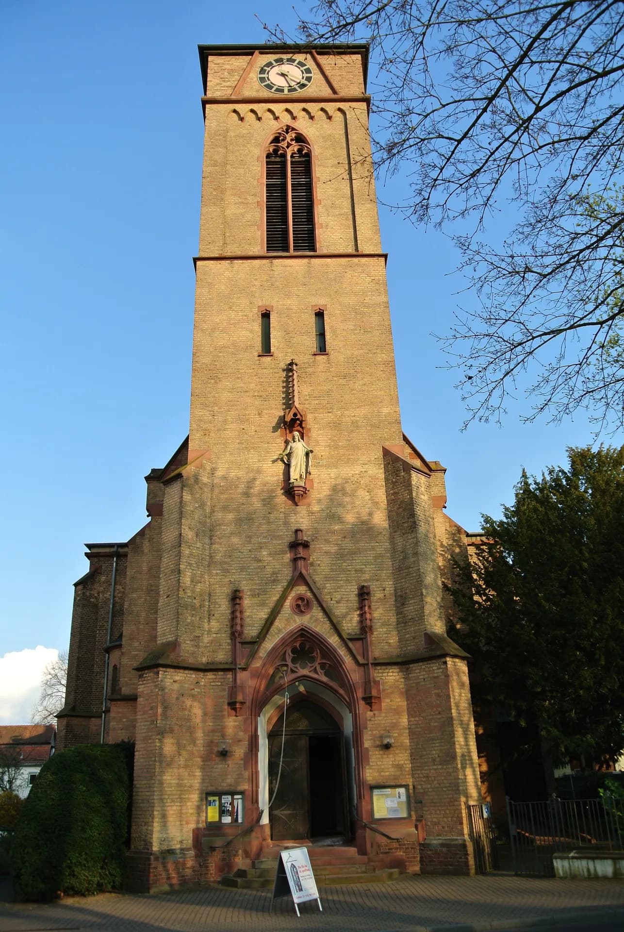 Turm der Thomaskirche in Frankfurt Heddernheim