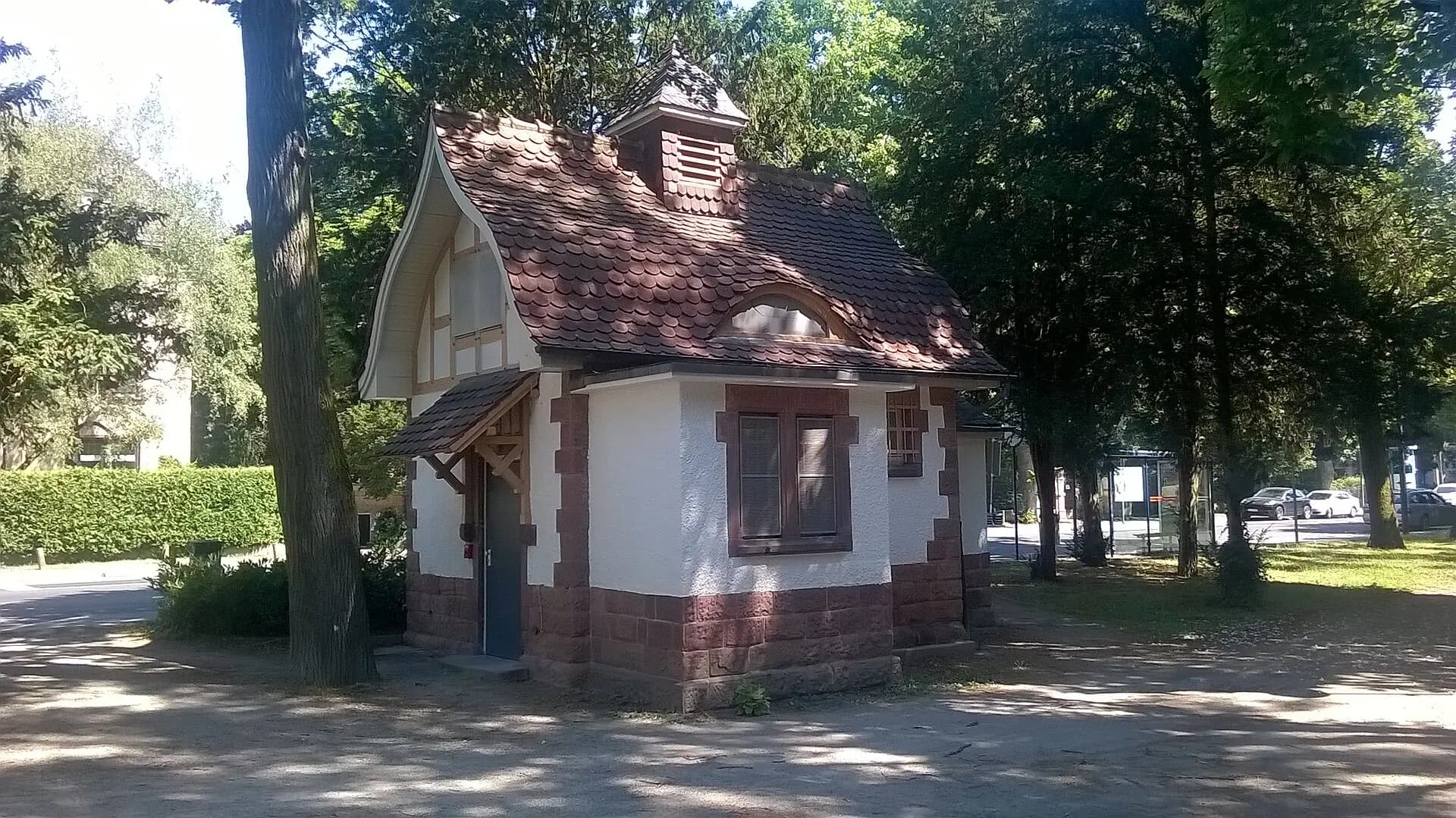 Denkmalgeschütztes Toilettenhäuschen im Dreieichpark in Offenbach-Westend
