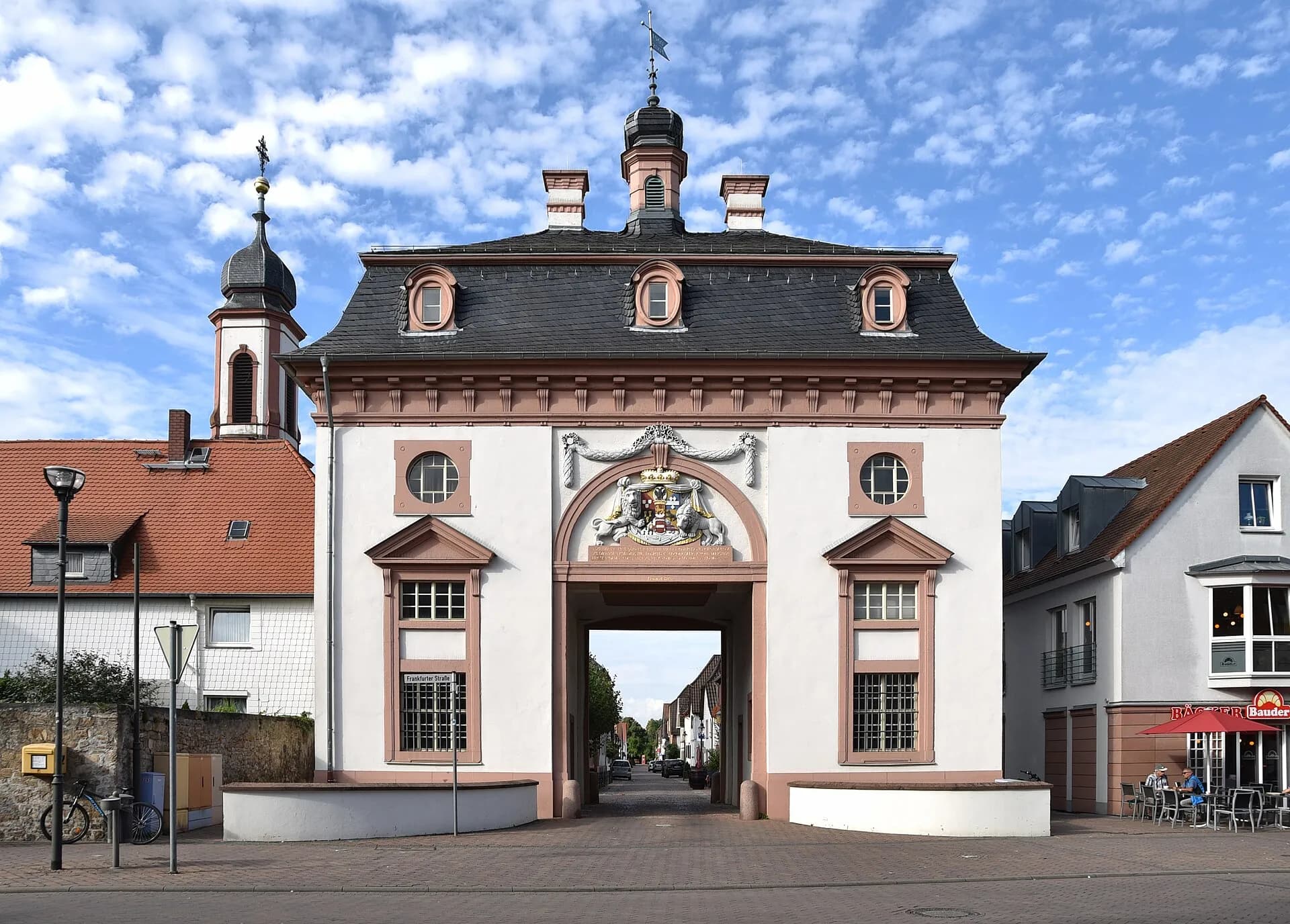 Torbau von der Straßenseite in Heusenstamm