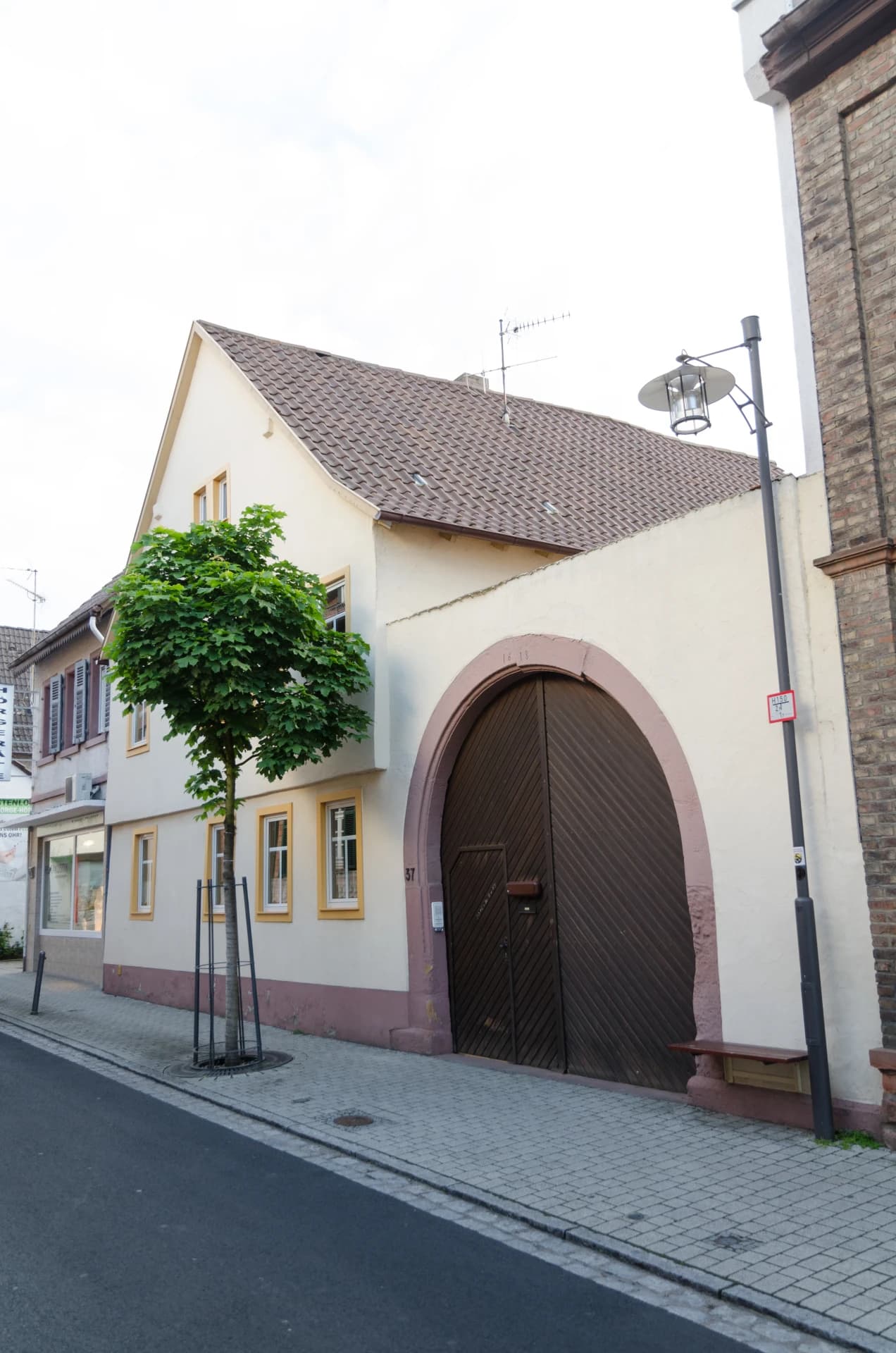 Rundbogentor eines Hofguts in der Breiten Straße 37 in Großostheim