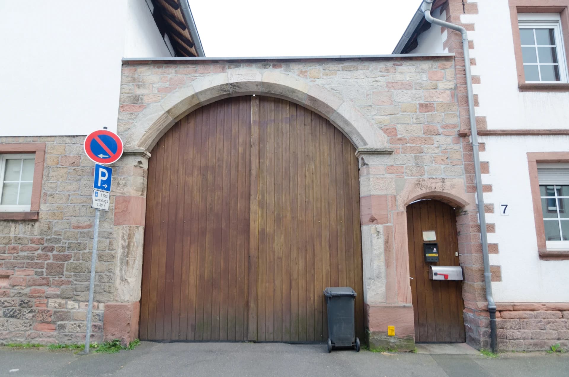 Sandsteiner Torbogen in der Kanzleistraße 7 in Großostheim