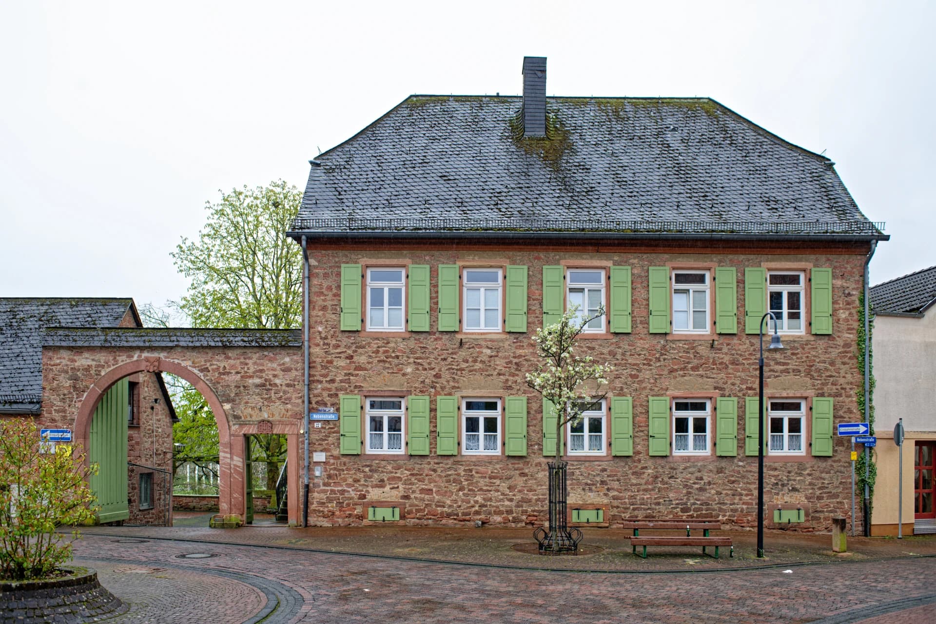 Sandsteinhaus mit Torbogen in der Nebenstraße in Großkrotzenburg
