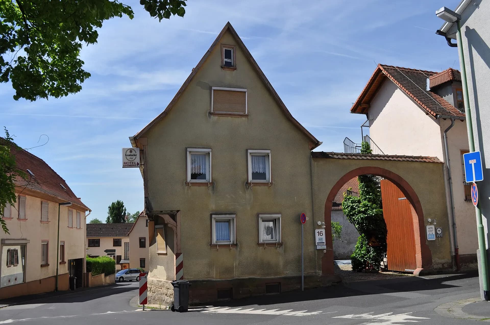Haus mit Torbogen an der Ober-Erlenbacher Straße in Bad Homburg-Ober-Erlenbach