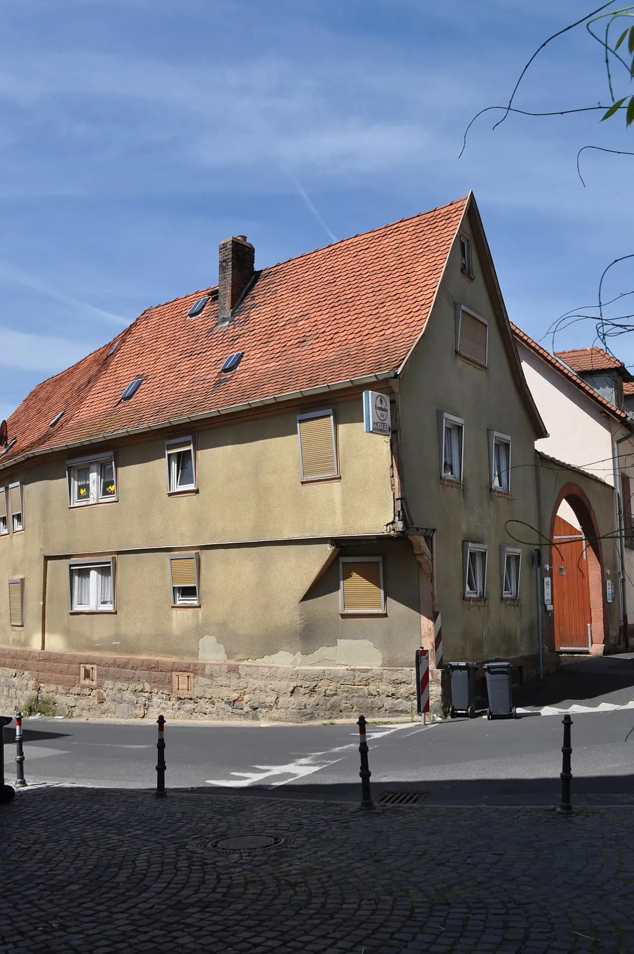 Straßenansicht des Torbogenhauses an der Ober-Erlenbacher Straße in Bad Homburg-Ober-Erlenbach
