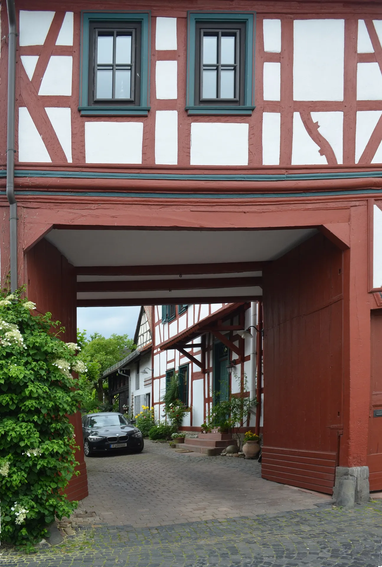 Toreinfahrt der Hofreite Gartenstraße 21 in Oberursel-Stierstadt