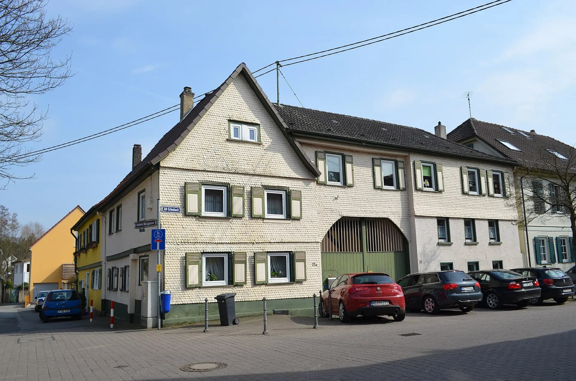 Wohnhaus mit Tordurchfahrt an der Straße Alt Erlenbach in Frankfurt Nieder-Erlenbach