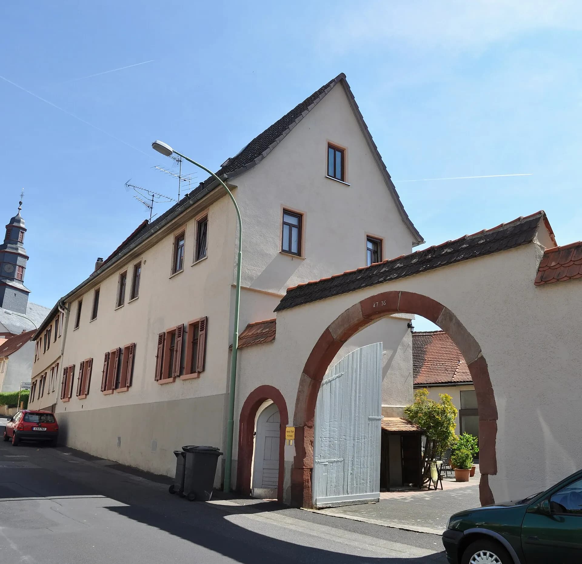 Hofanlage mit Torbogen an der Ober-Erlenbacher Straße in Bad Homburg-Ober-Erlenbach