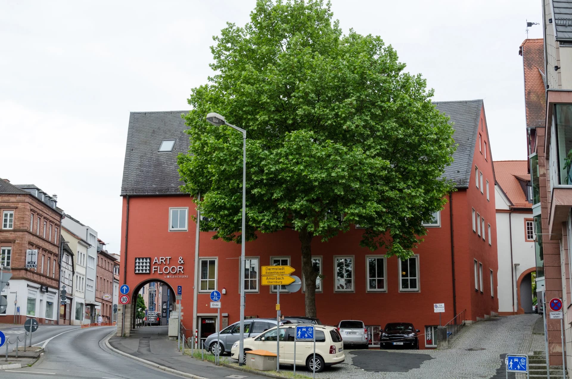 Gebäude mit Torbogen in der Wermbachstraße in Aschaffenburg