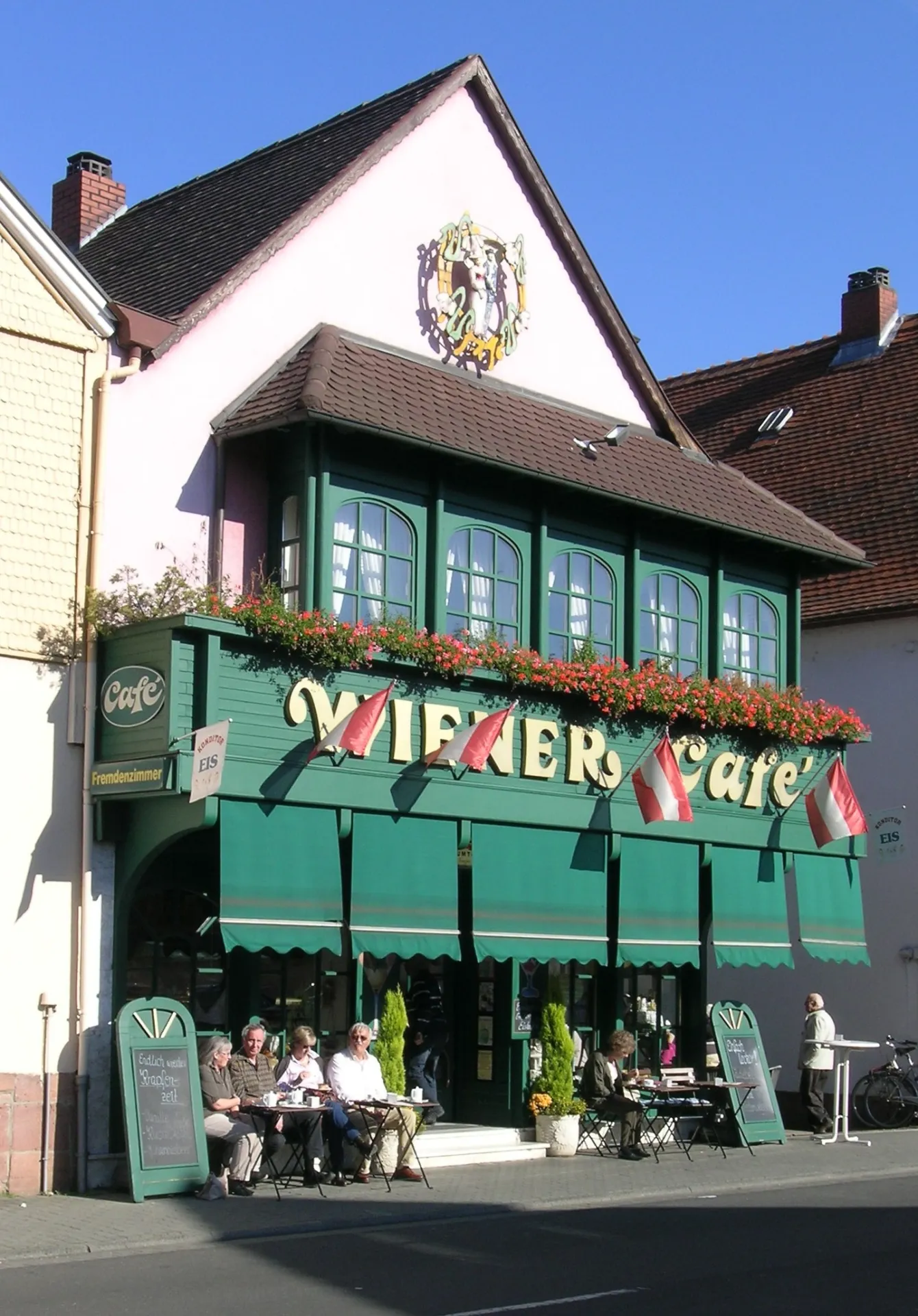 Traditionscafé mit Holzveranda in Wörth am Main