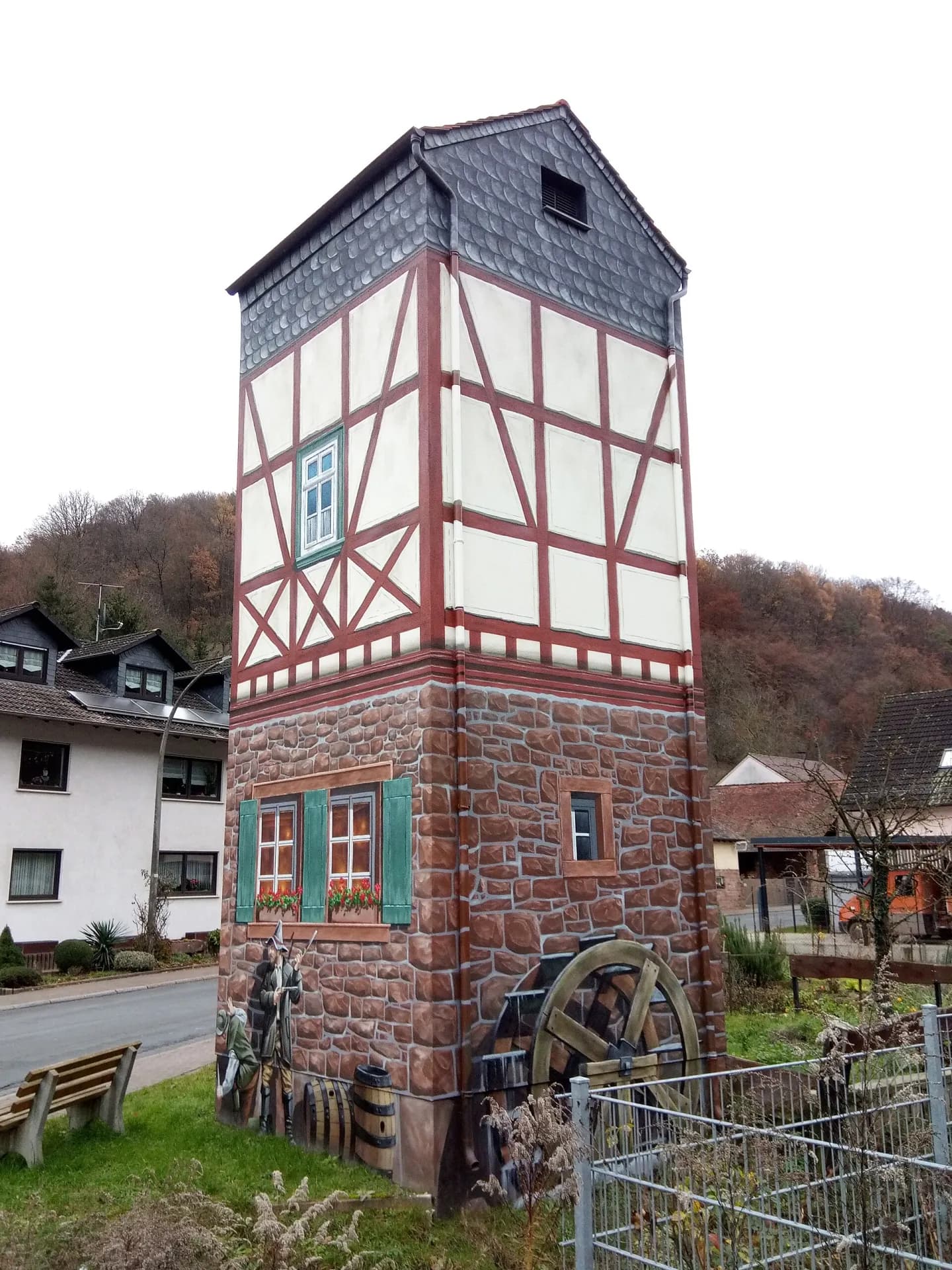 Bemalte Transformatorenstation am Ortsrand von Leidersbach
