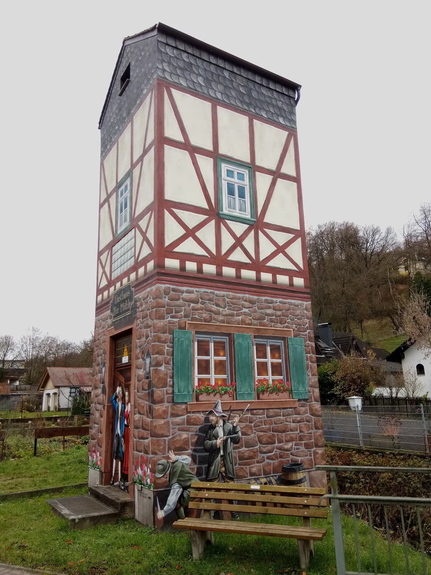 Transformatorenstation mit Figurengruppe in Leidersbach