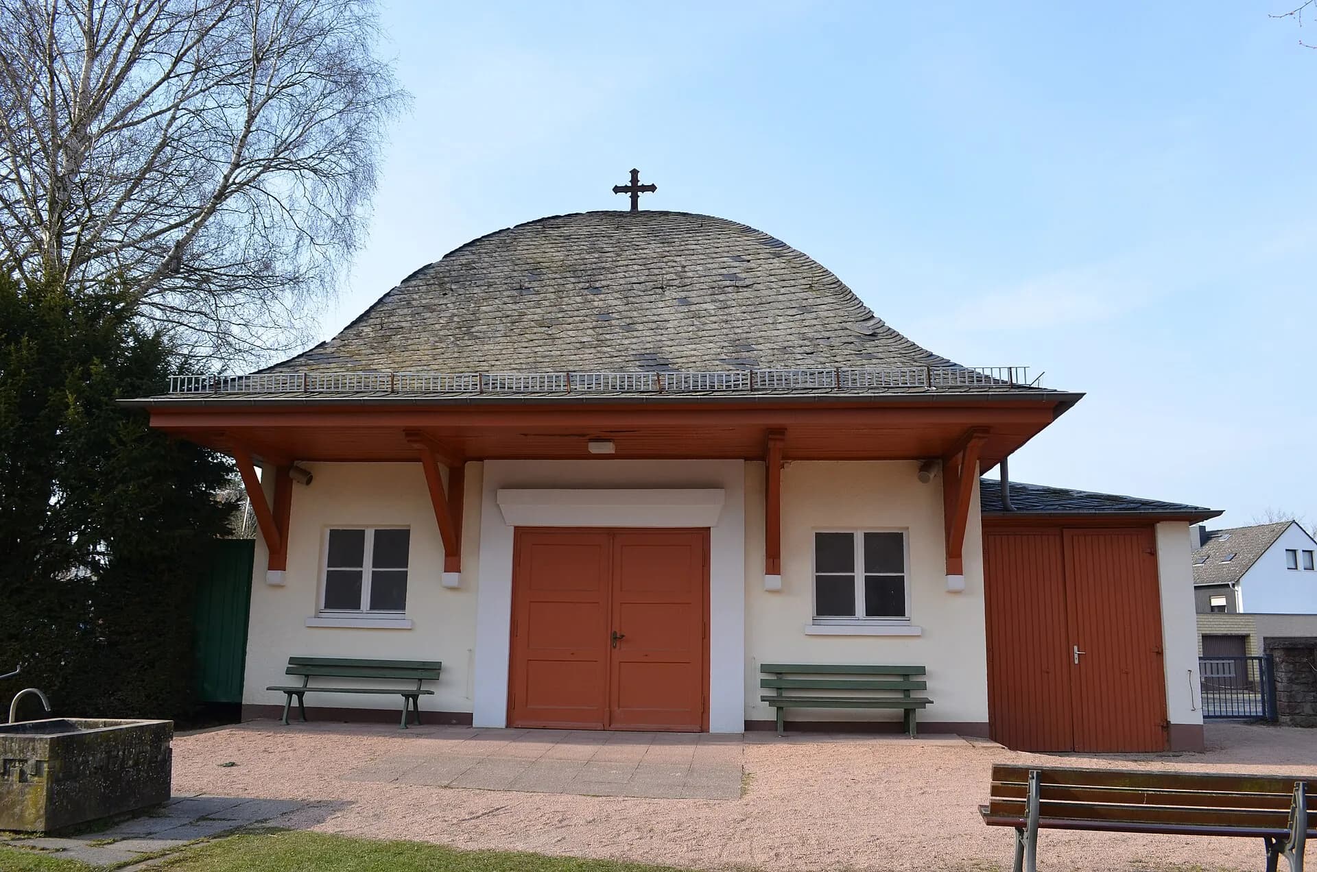 Trauerhalle auf dem Alten Friedhof in Frankfurt Nieder-Erlenbach