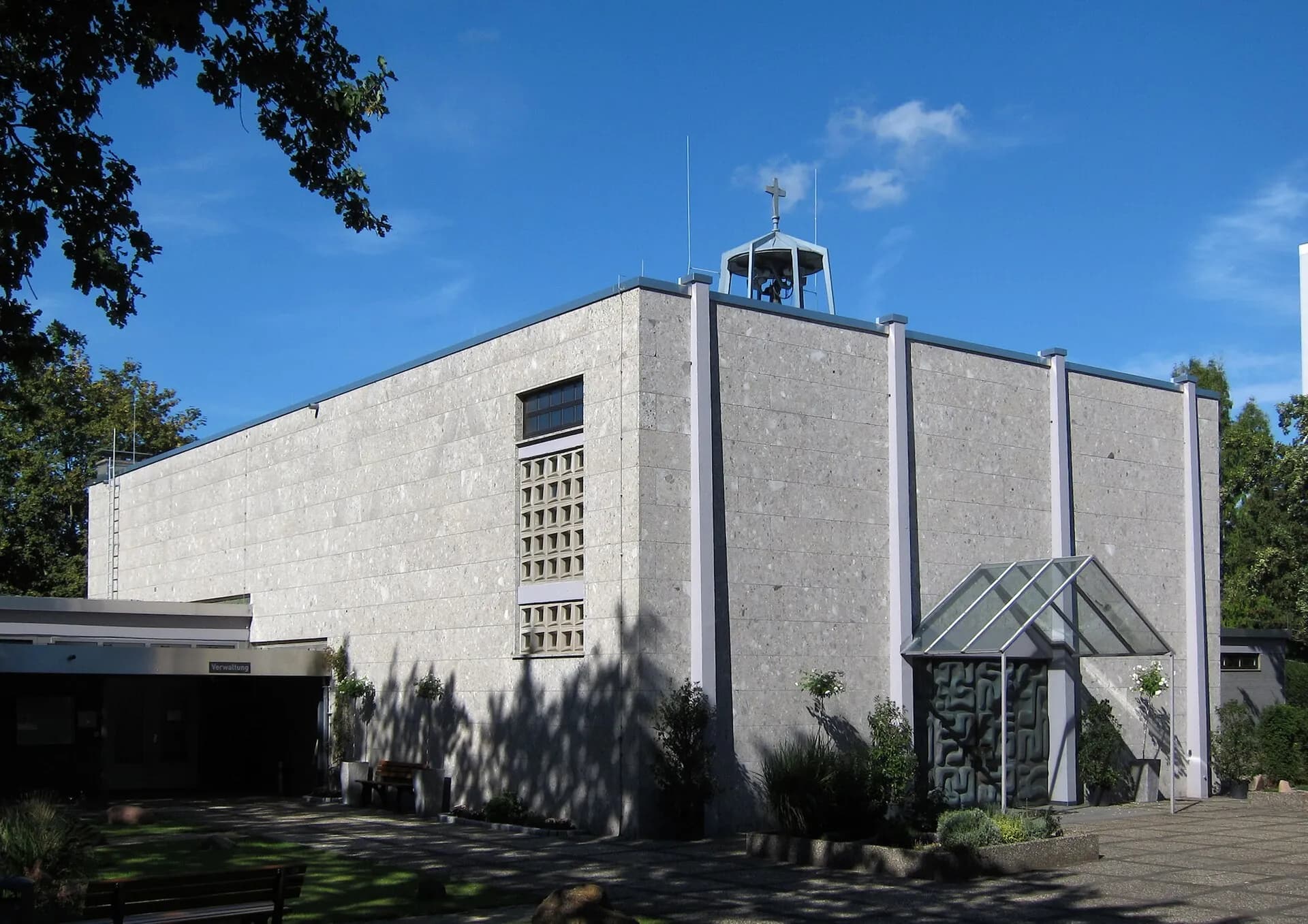 Trauerhalle auf dem Friedhof in Langen