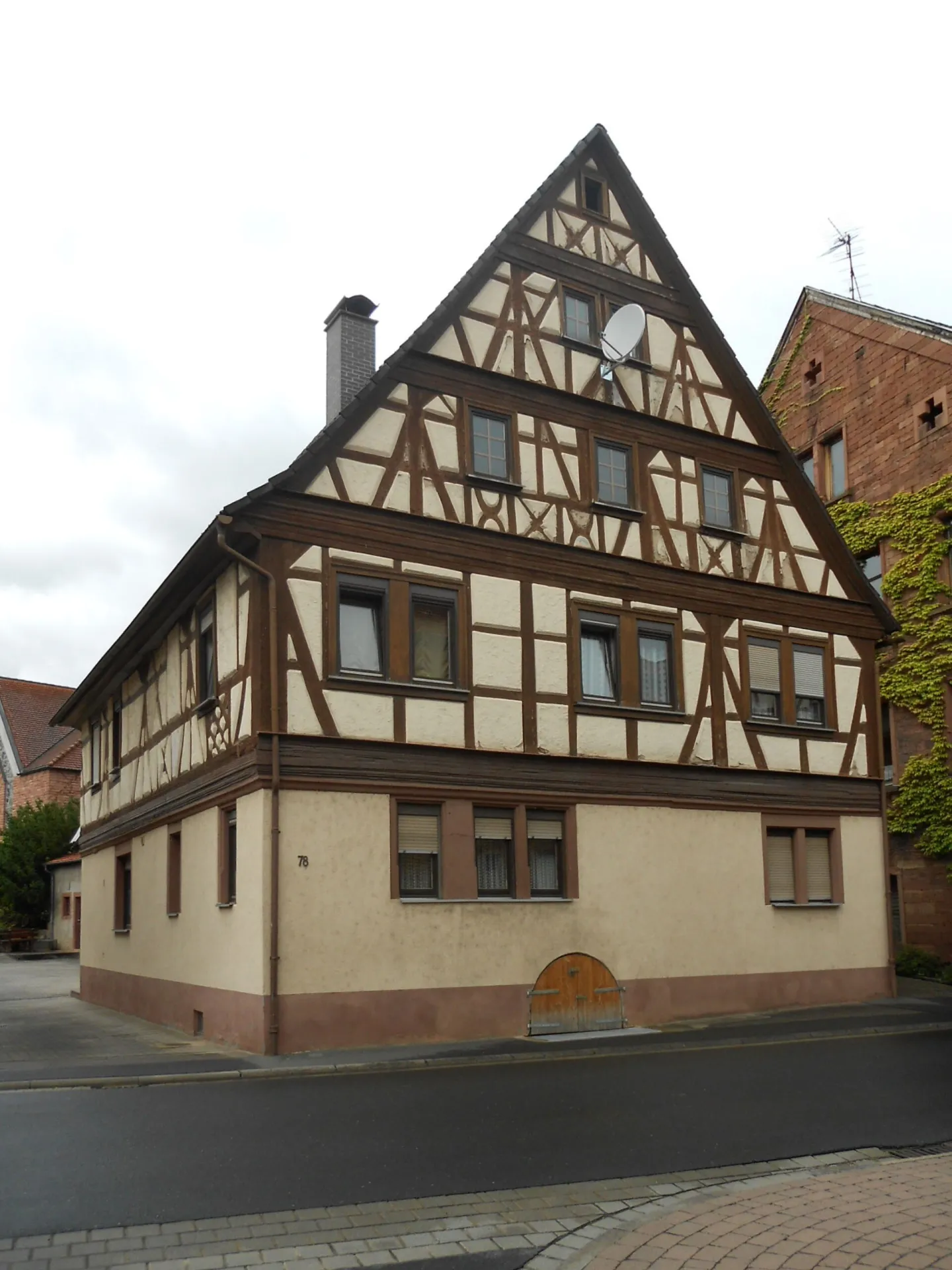 Fachwerkhaus mit großem Giebel im Ortsteil Trennfurt in Klingenberg am Main
