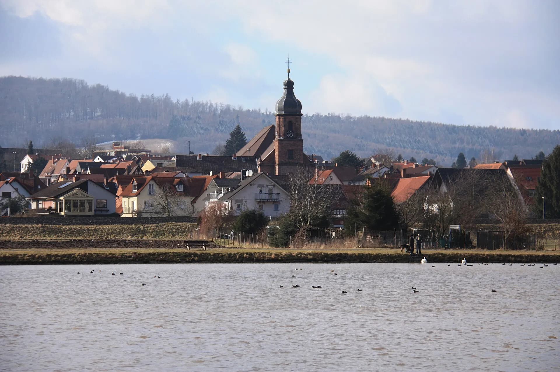 Ortsteil Trennfurt im Winter am Mainufer in Klingenberg am Main