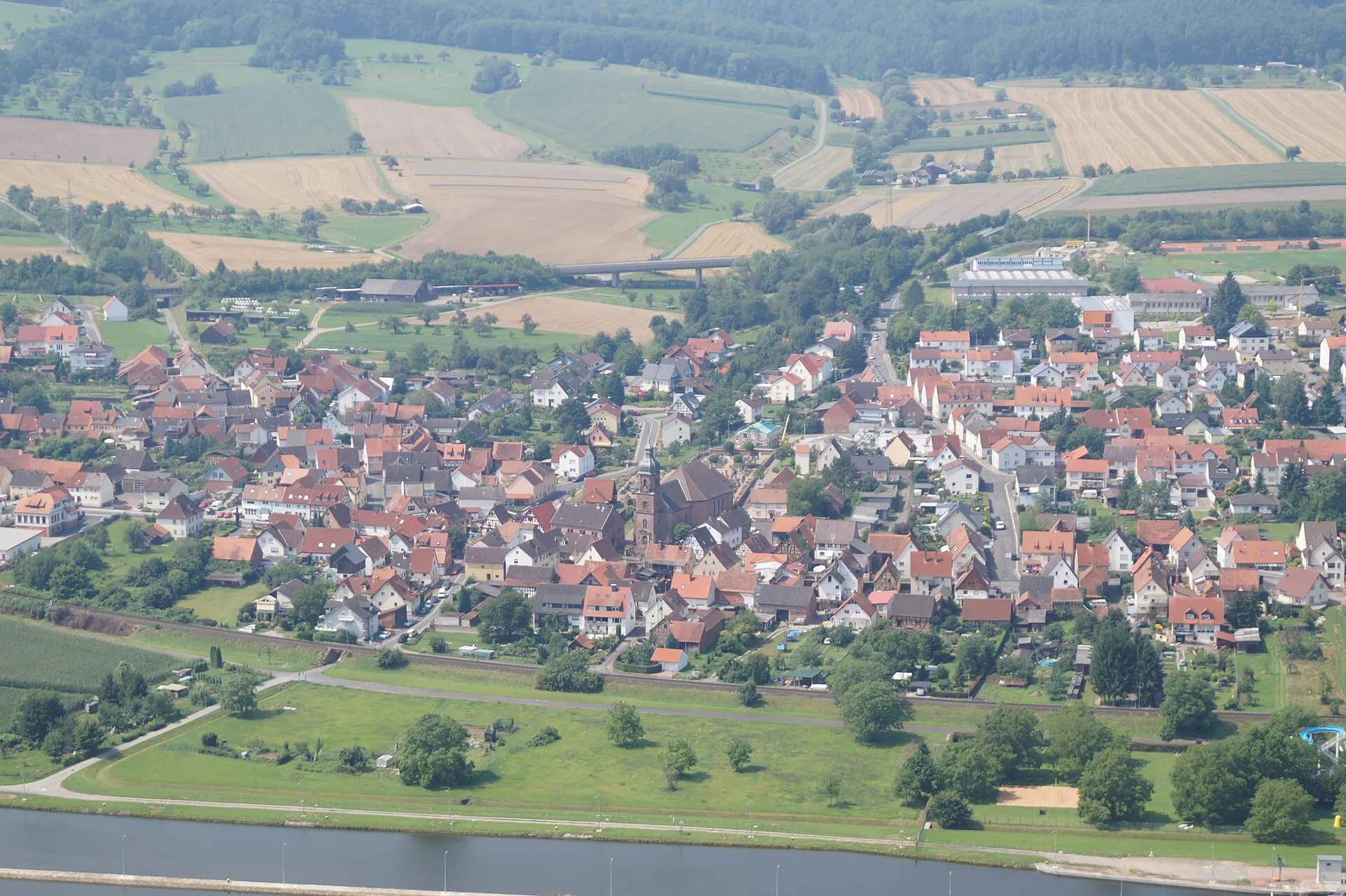 Luftbild des Ortsteils Trennfurt am linken Mainufer in Klingenberg am Main