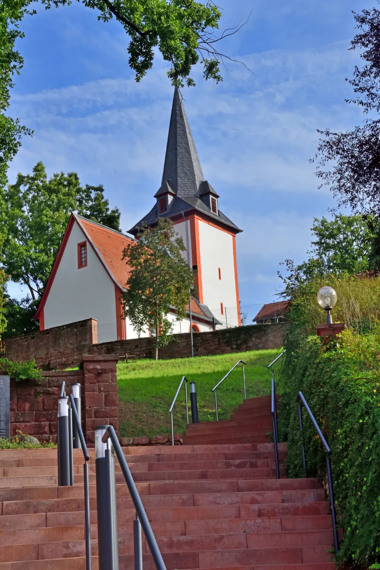 Treppenaufgang zur Bergkirche in Mümling-Grumbach in Höchst im Odenwald