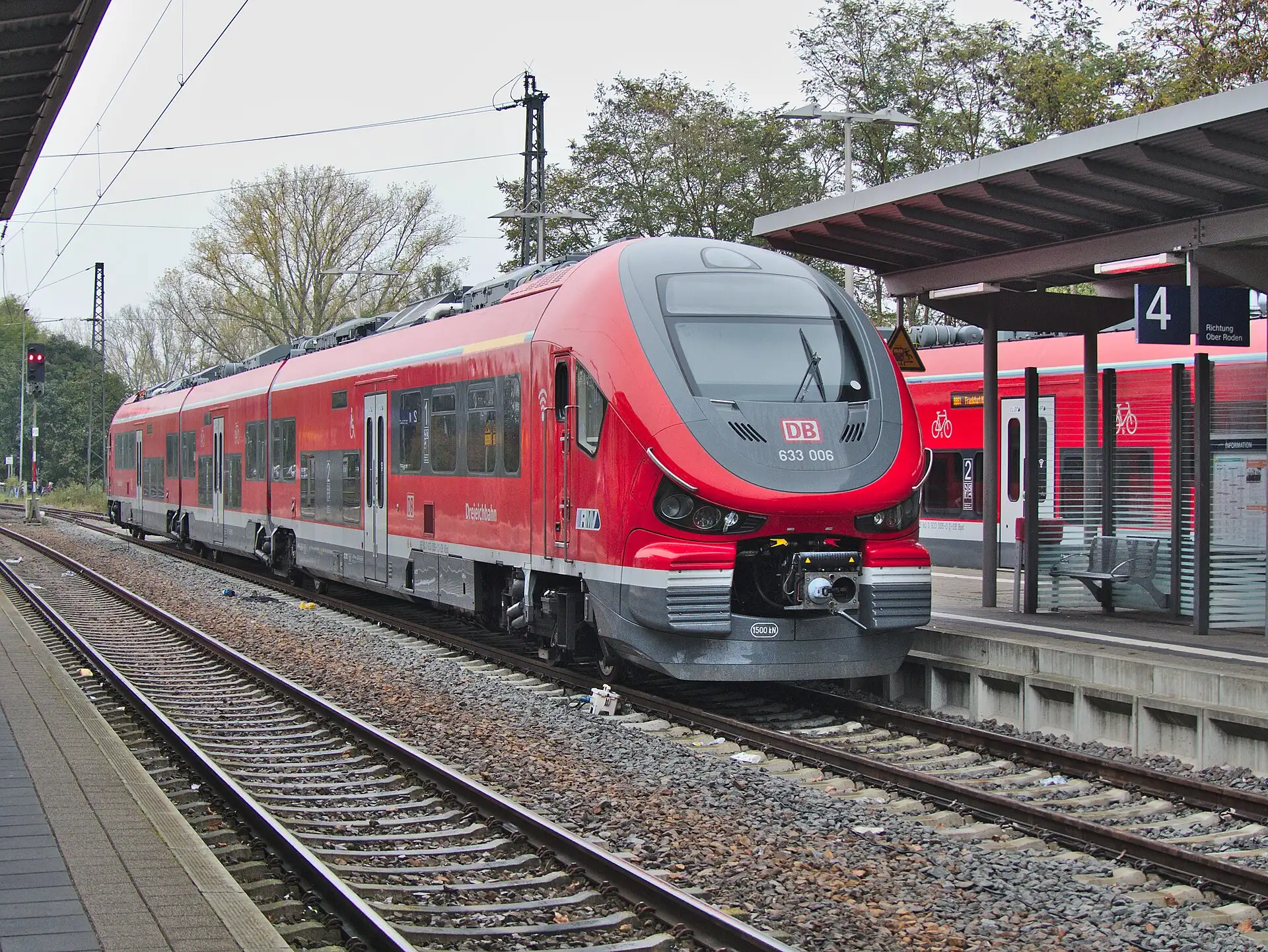 Triebwagen am Bahnsteig in Dieburg
