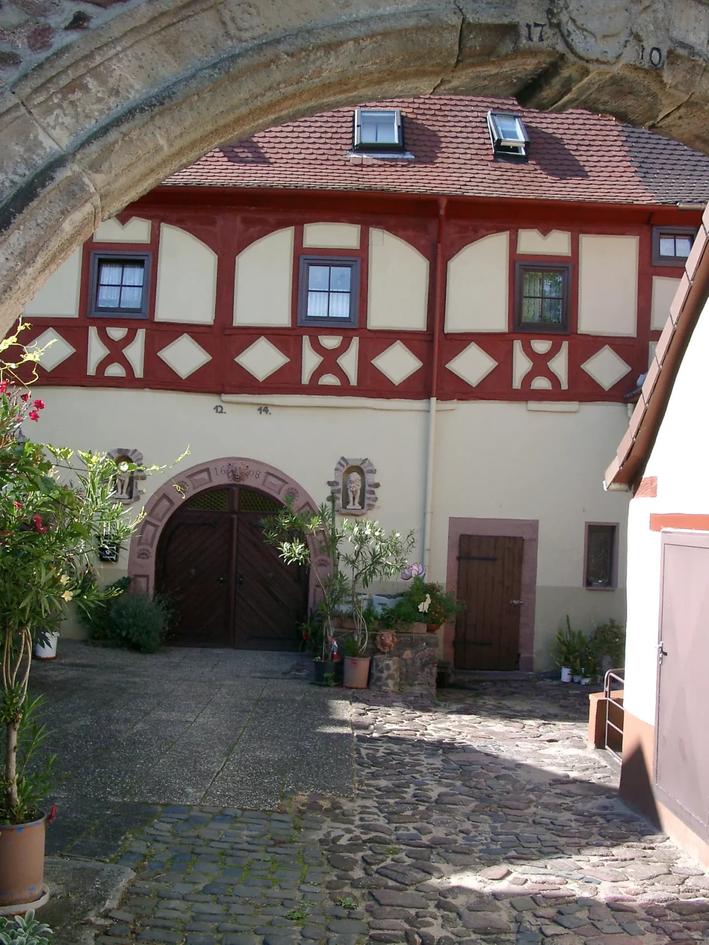 Trierischer Hof durch den Torbogen in Dreieich-Dreieichenhain